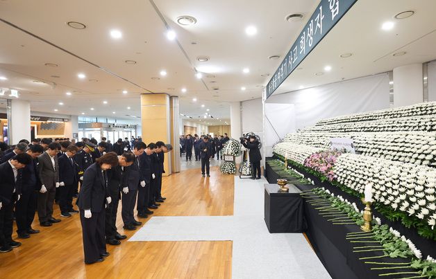 '제주항공 참사' 추모 행렬…경북도, 합동분향소 운영기간 연장