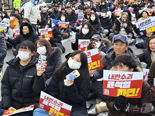 4일 오후 4시 전북자치도 전주시 객사에서 개최된 ‘윤석열 퇴진 비상 촛불집회’에 참석한 시민들이 &#34; 윤석열 대통령을 구속하고 탄핵하라&#34;고 외치고 다./뉴스1 임충식 기