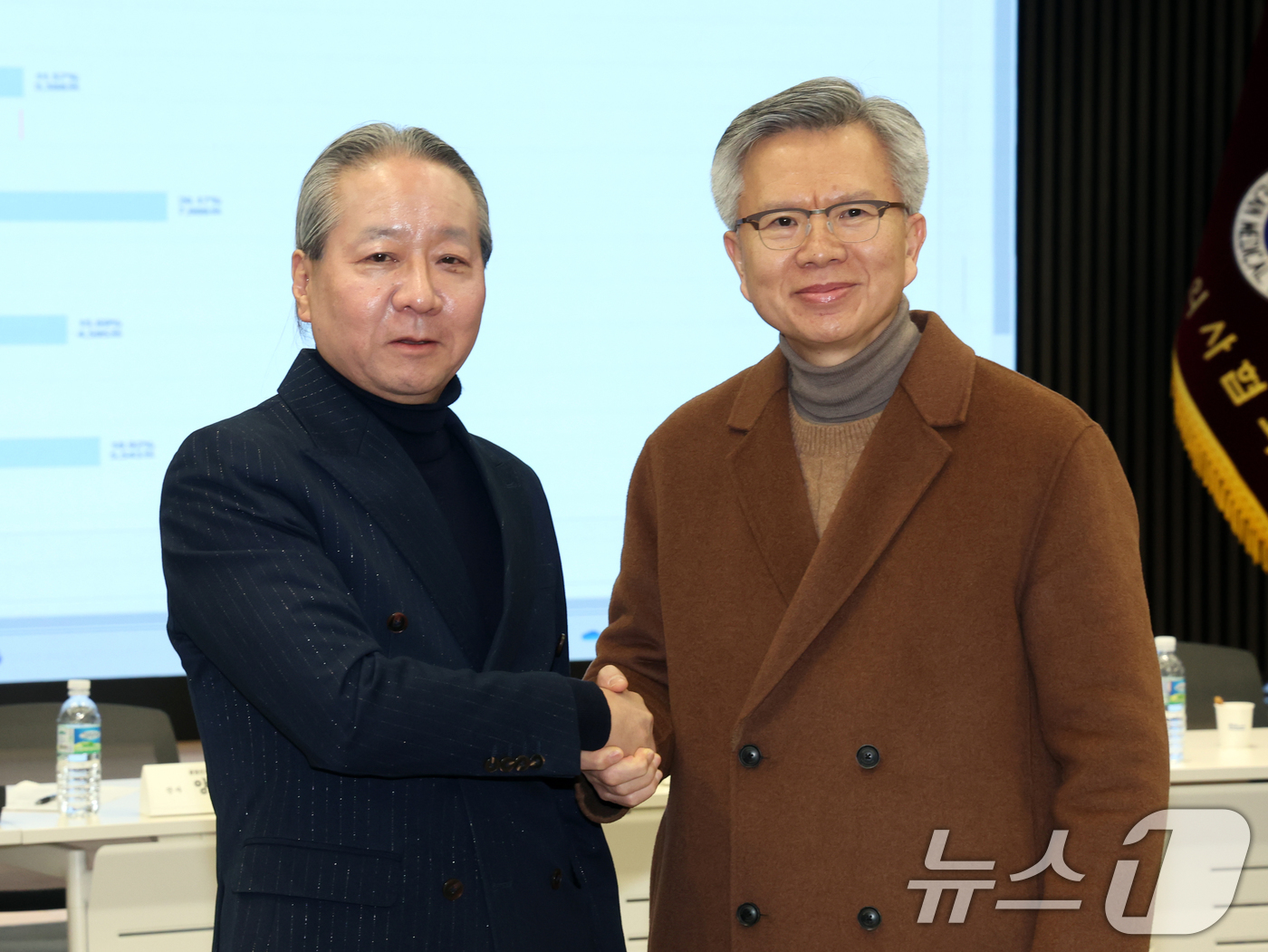 (서울=뉴스1) 황기선 기자 = 4일 오전 서울 용산구 대한의사협회관에서 열린 '제43대 의협 회장 선거 개표'에서 1위를 차지한 김택우 후보(오른쪽)와 2위를 차지한 주수호 후보 …