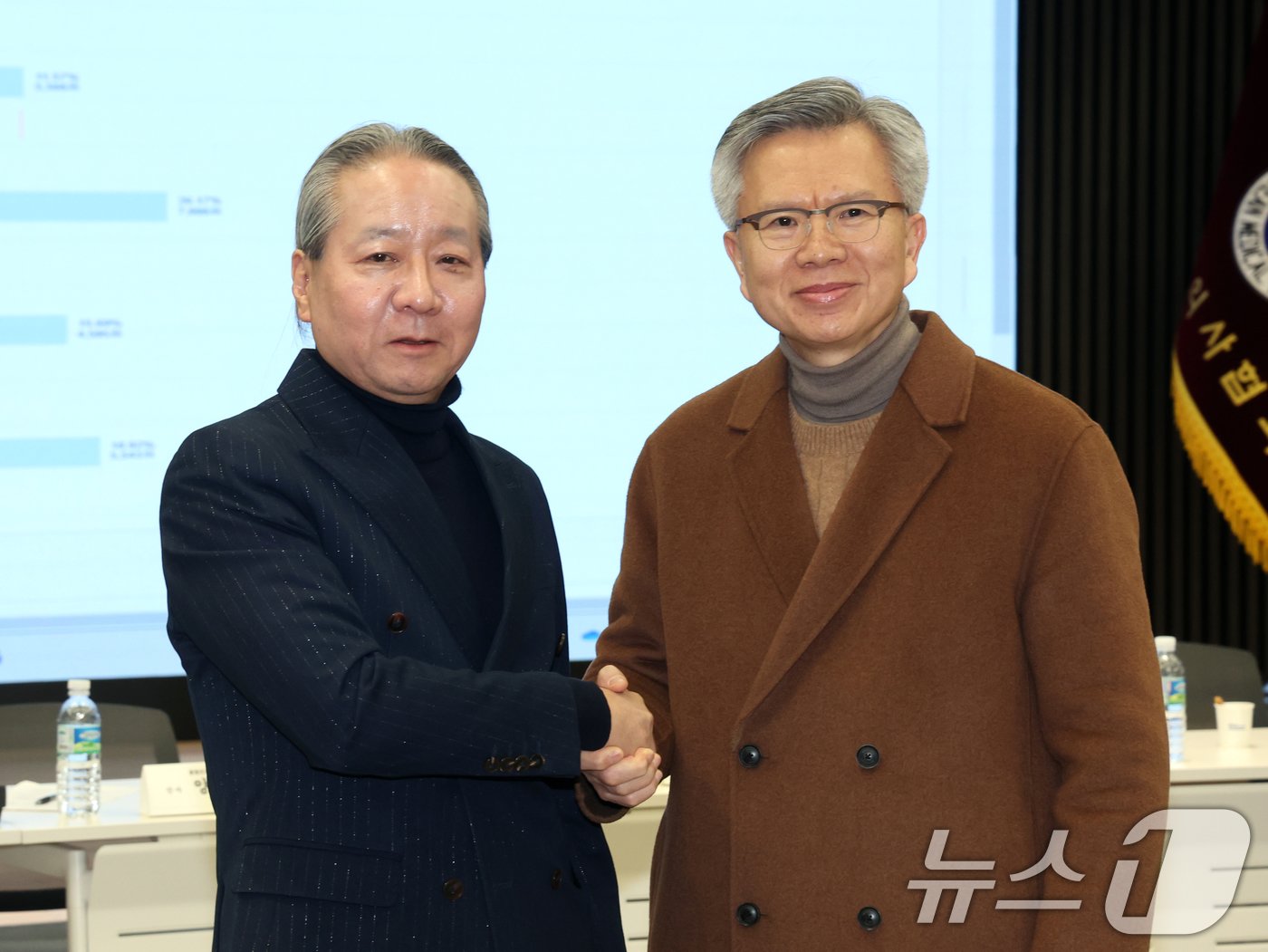 4일 오전 서울 용산구 대한의사협회관에서 열린 &#39;제43대 의협 회장 선거 개표&#39;에서 1위를 차지한 김택우 후보&#40;오른쪽&#41;와 2위를 차지한 주수호 후보가 악수를 나누고 있다.  2025.1.4/뉴스1 ⓒ News1 황기선 기자