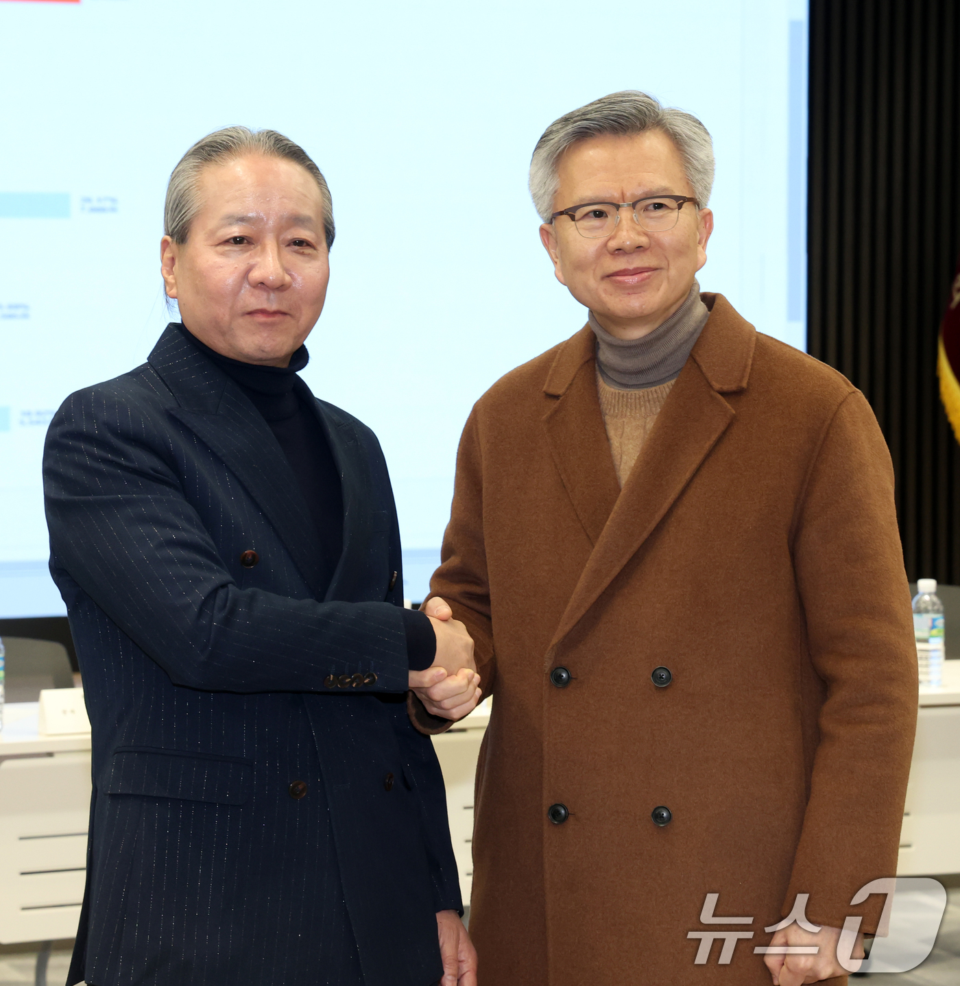 (서울=뉴스1) 황기선 기자 = 4일 오전 서울 용산구 대한의사협회관에서 열린 '제43대 의협 회장 선거 개표'에서 1위를 차지한 김택우 후보(오른쪽)와 2위를 차지한 주수호 후보 …
