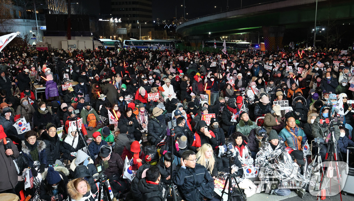 (서울=뉴스1) 임세영 기자 = 4일 서울 용산구 대통령 관저 인근에서 열린 윤석열 대통령 체포·탄핵 반대 집회로 한남대로 양방향이 통제되고 있다. 2025.1.4/뉴스1