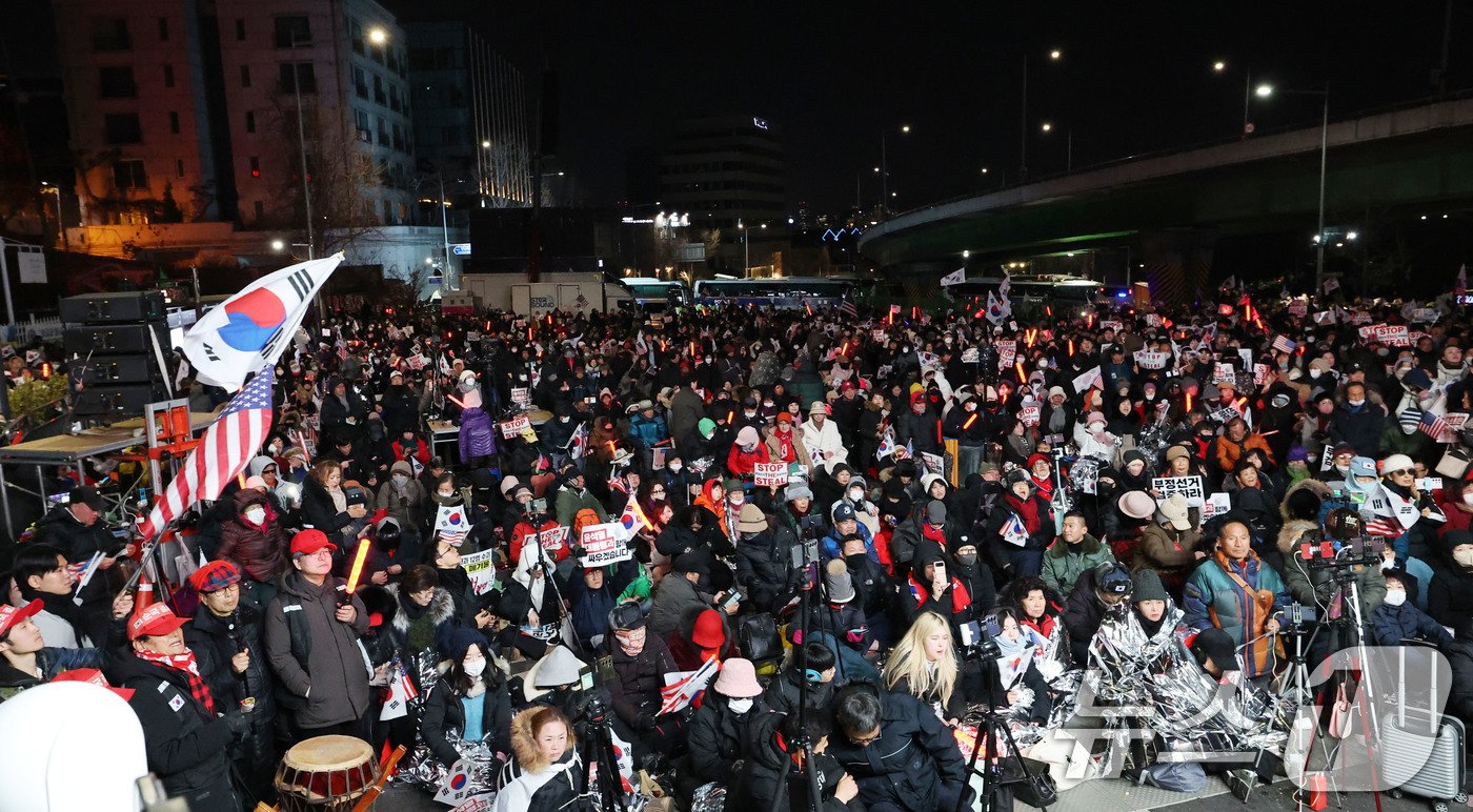 4일 서울 용산구 대통령 관저 인근에서 열린 윤석열 대통령 체포·탄핵 반대 집회로 한남대로 양방향이 통제되고 있다. 2025.1.4/뉴스1 ⓒ News1 임세영 기자