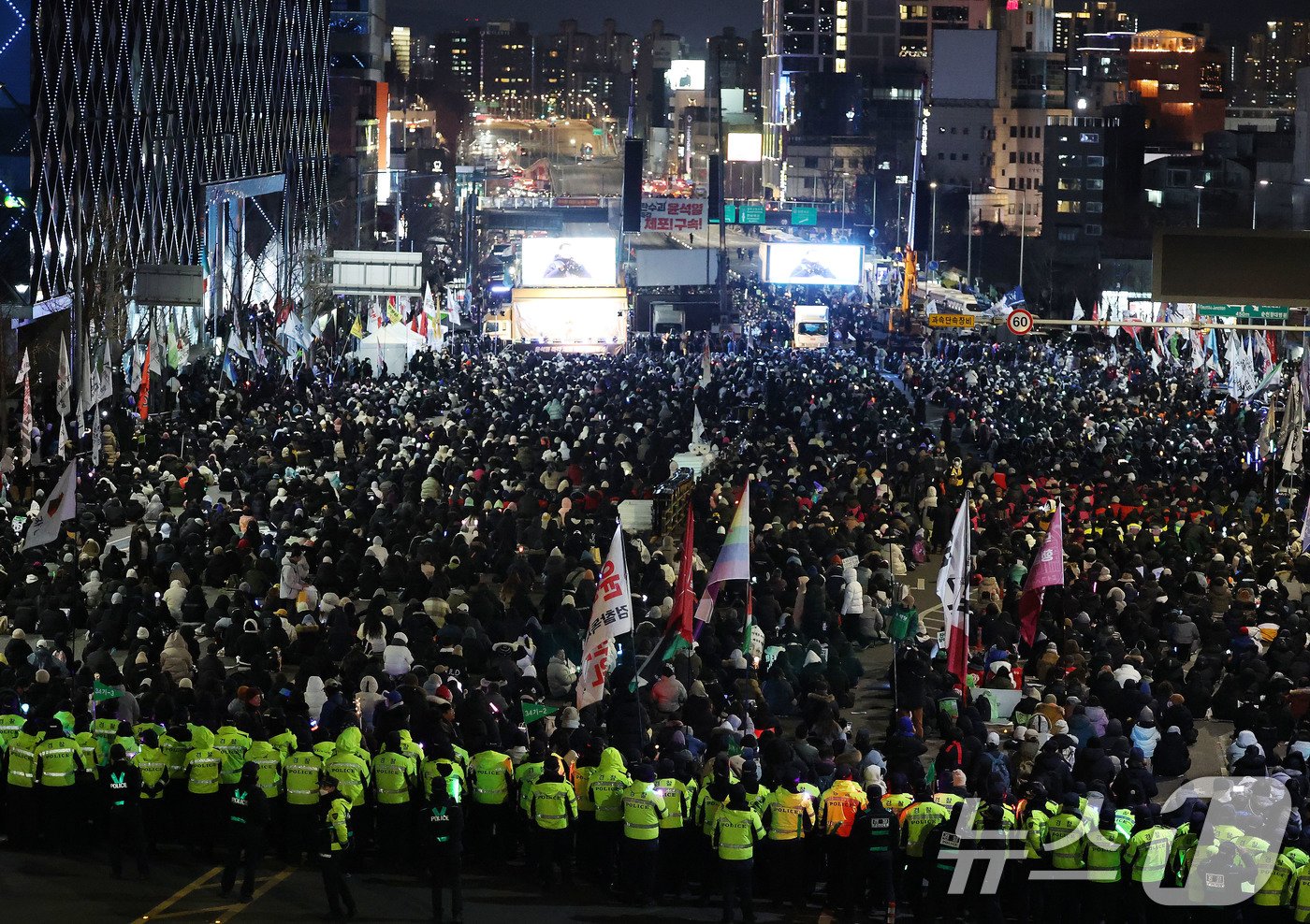 본문 이미지 - 4일 서울 용산구 대통령 관저 인근에서 열린 윤석열 대통령 체포·탄핵 찬반 집회로 한남대로 양방향이 통제되고 있다. 2025.1.4/뉴스1 ⓒ News1 임세영 기자