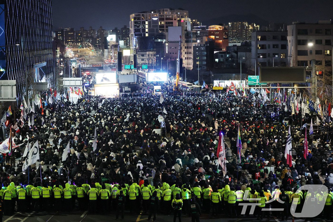 4일 서울 용산구 대통령 관저 인근에서 열린 윤석열 대통령 체포·탄핵 찬성 집회로 한남대로 양방향이 통제되고 있다. 2025.1.4/뉴스1 ⓒ News1 임세영 기자