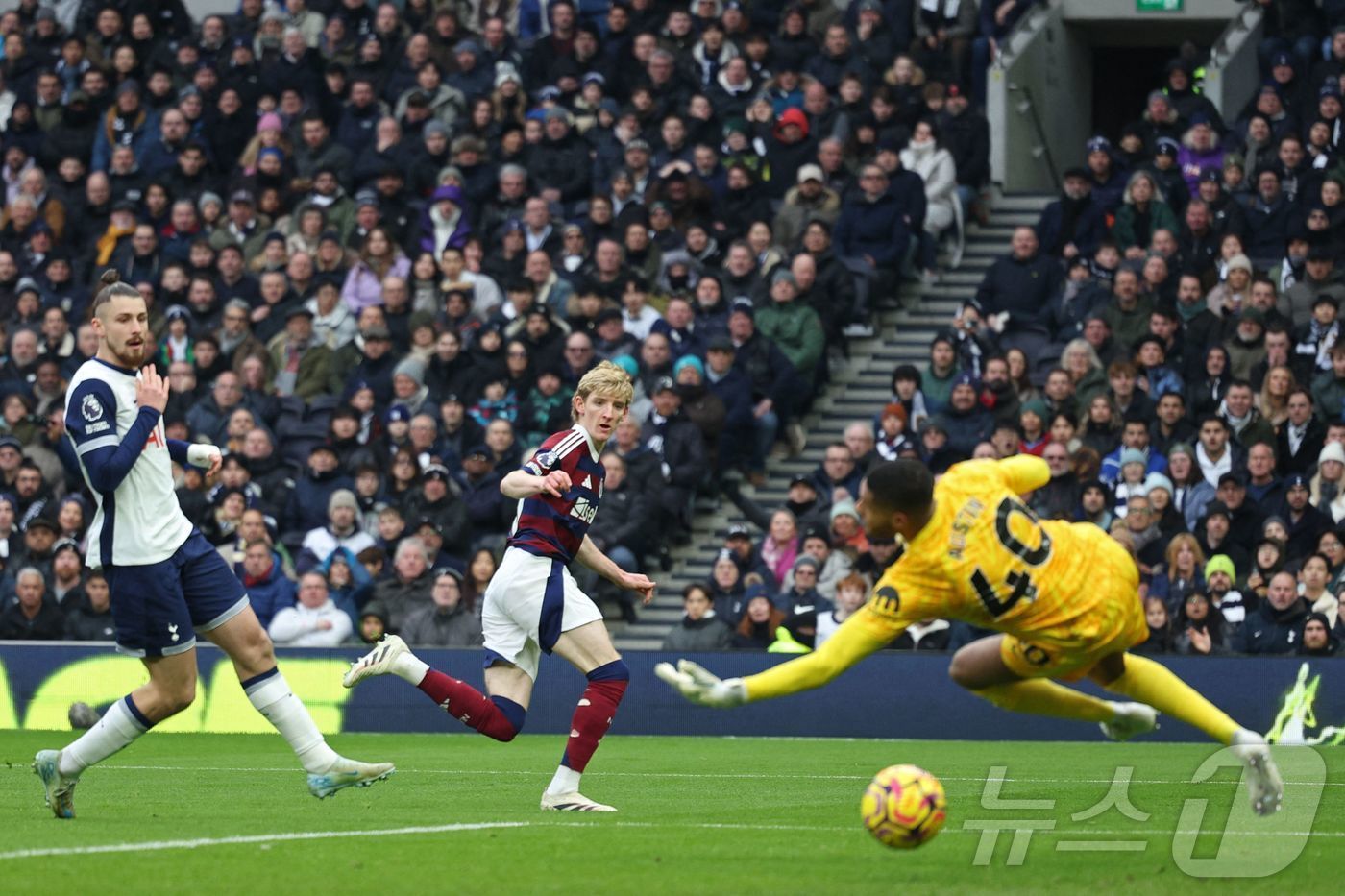 본문 이미지 - 토트넘 홋스퍼가 4일(한국시간) 열린 뉴캐슬과 2024-25 잉글랜드 프리미어리그 홈 경기에서 전반 6분 앤서니 고든(가운데)에게 동점 골을 허용했다.ⓒ AFP=뉴스1