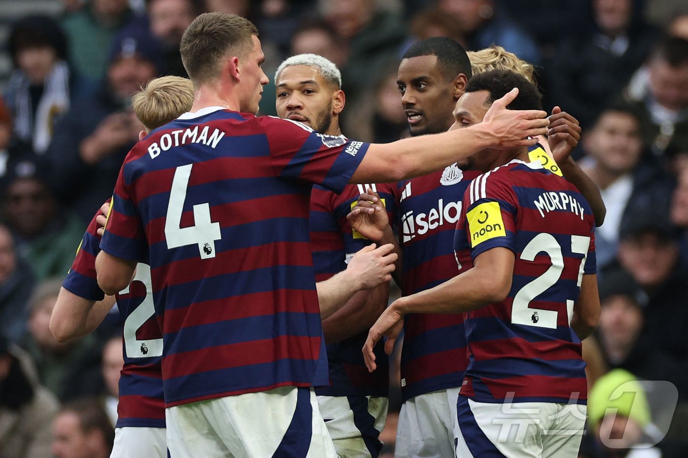 본문 이미지 - 뉴캐슬 선수들이 4일(한국시간) 열린 토트넘 홋스퍼와 2024-25 잉글랜드 프리미어리그 원정 경기에서 전반 38분 알렉산더 이사크(오른쪽에서 두 번째)의 역전 골이 터진 후 기뻐하고 있다.ⓒ AFP=뉴스1