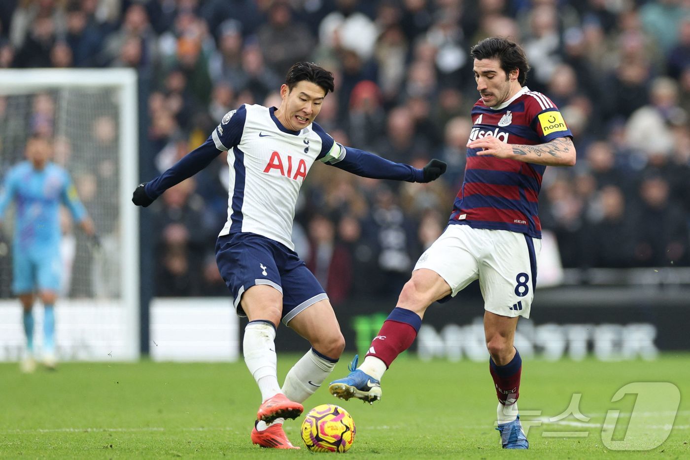 본문 이미지 - 손흥민(왼쪽)의 소속팀 토트넘 홋스퍼는 최근 EPL 8경기에서 1승만 거뒀다. ⓒ AFP=뉴스1