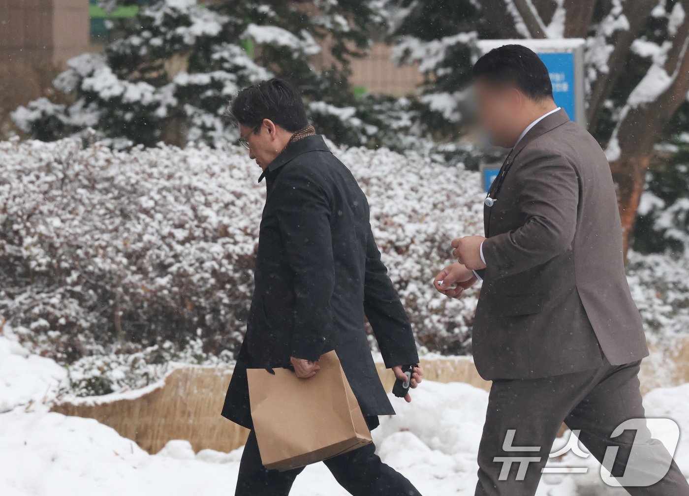 본문 이미지 - 윤석열 대통령의 체포영장 기한 만료가 하루 앞으로 다가온 가운데 오동운 공수처장이 5일 오전 경기 과천시 정부과천청사 고위공직자범죄수사처(공수처)로 출근하고 있다. 2025.1.5/뉴스1 ⓒ News1 김영운 기자