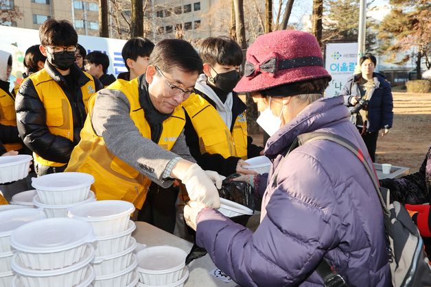 윤건영 충북교육감, 취약계층 급식 나눔 봉사활동 참여