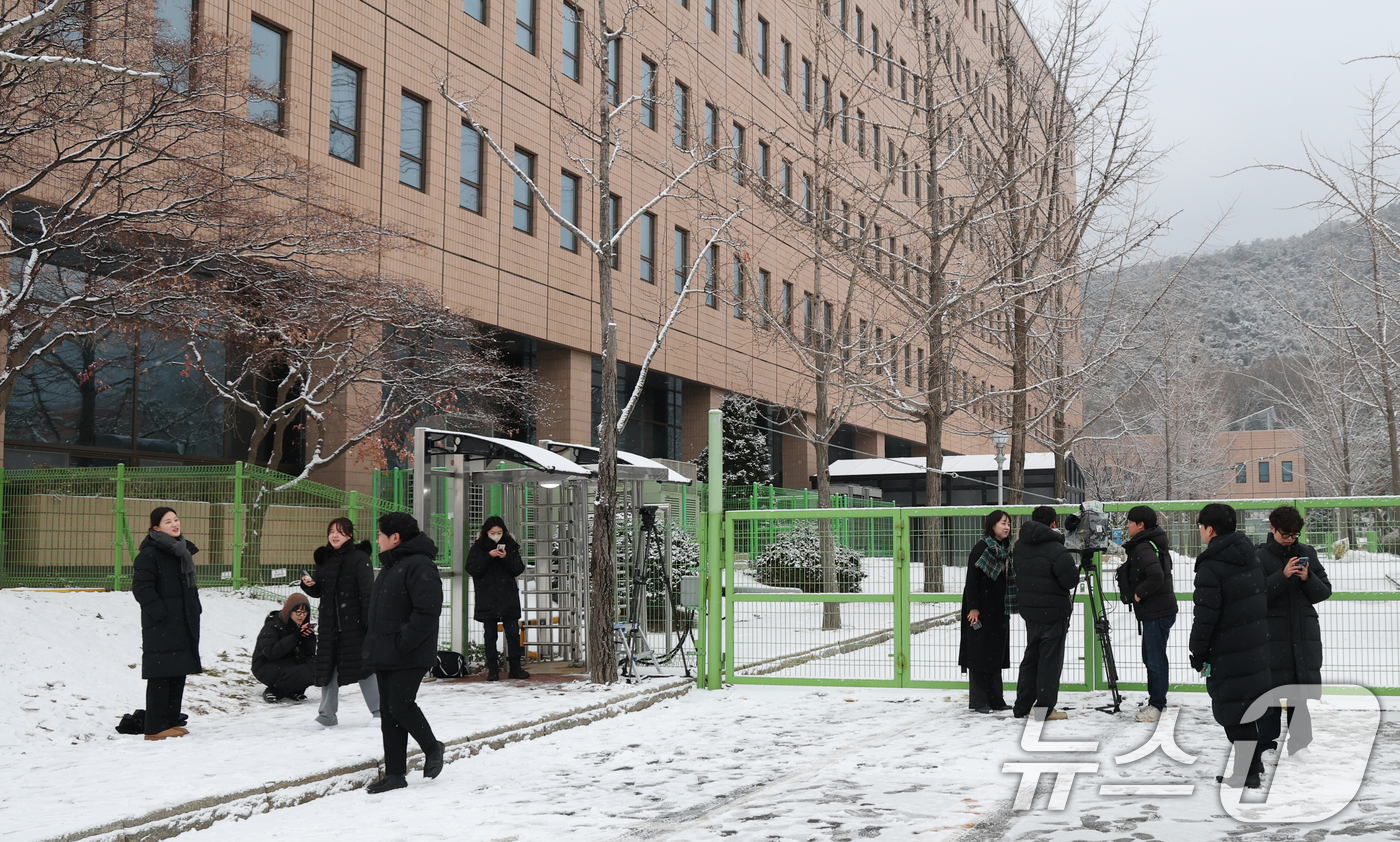 (과천=뉴스1) 김영운 기자 = 윤석열 대통령의 체포영장 기한 만료가 하루 앞으로 다가온 가운데 5일 오전 경기 과천시 정부과천청사 고위공직자범죄수사처(공수처)에서 취재진들이 대기 …