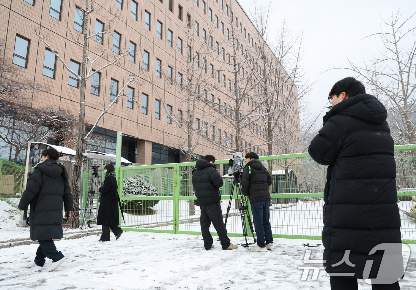 (과천=뉴스1) 김영운 기자 = 윤석열 대통령의 체포영장 기한 만료가 하루 앞으로 다가온 가운데 5일 오전 경기 과천시 정부과천청사 고위공직자범죄수사처(공수처)에서 취재진들이 대기 …