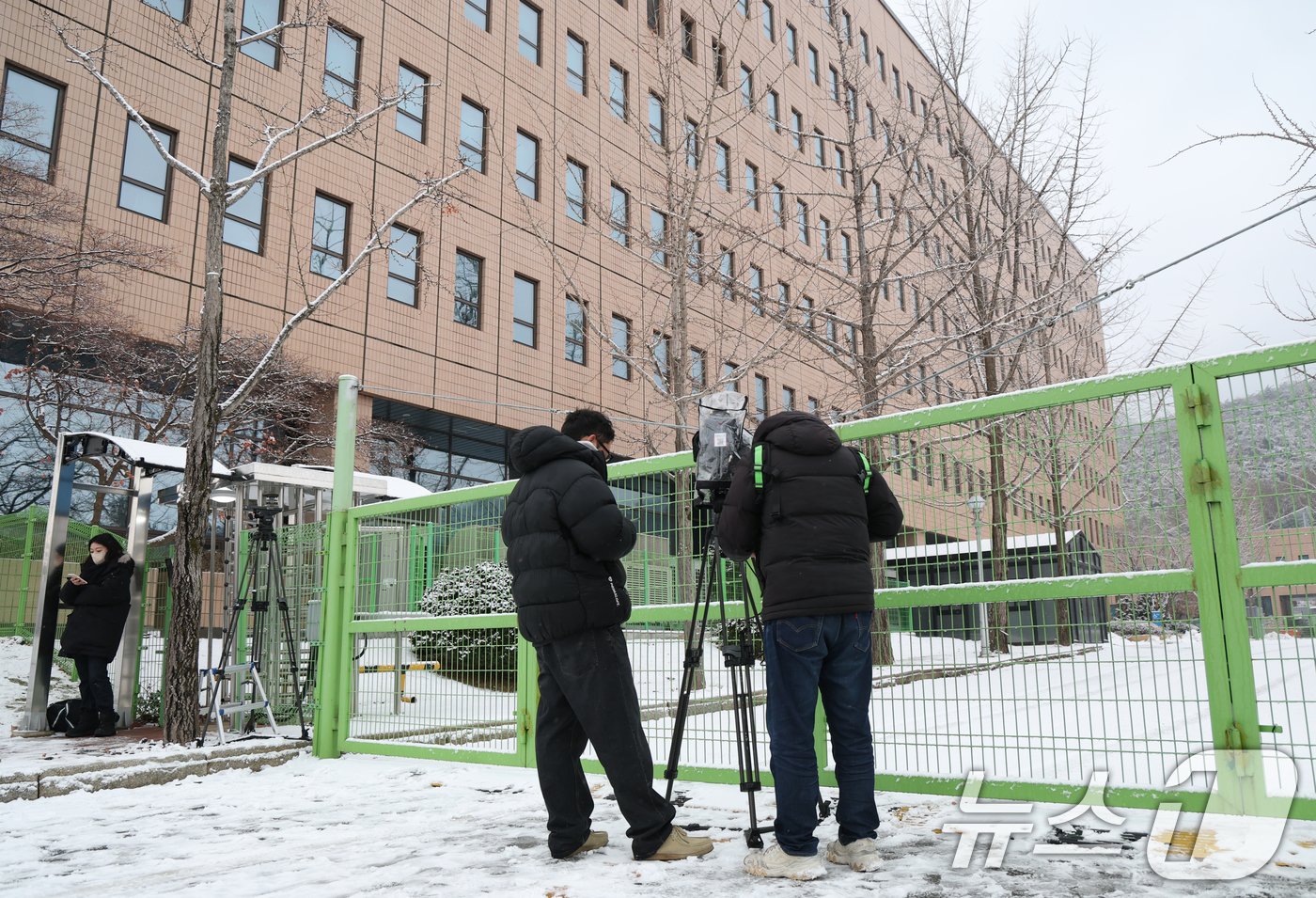 본문 이미지 - 윤석열 대통령의 체포영장 기한 만료가 하루 앞으로 다가온 가운데 5일 오전 경기 과천시 정부과천청사 고위공직자범죄수사처(공수처)에서 취재진들이 대기를 하고 있다. 2025.1.5/뉴스1 ⓒ News1 김영운 기자