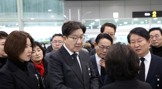 무안공항 참사 일주일째 현장 찾은 권성동