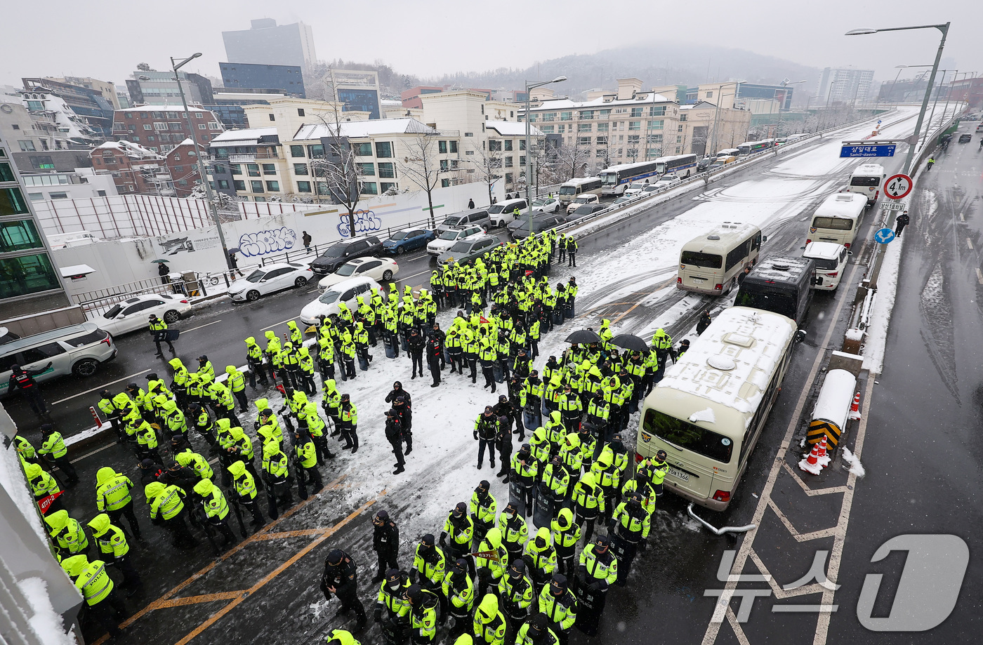 (서울=뉴스1) 김성진 기자 = 5일 서울 용산구 한남동 대통령 관저 인근에서 경찰 인력들이 한남제1고가차도를 통제하고 있다. 2025.1.5/뉴스1