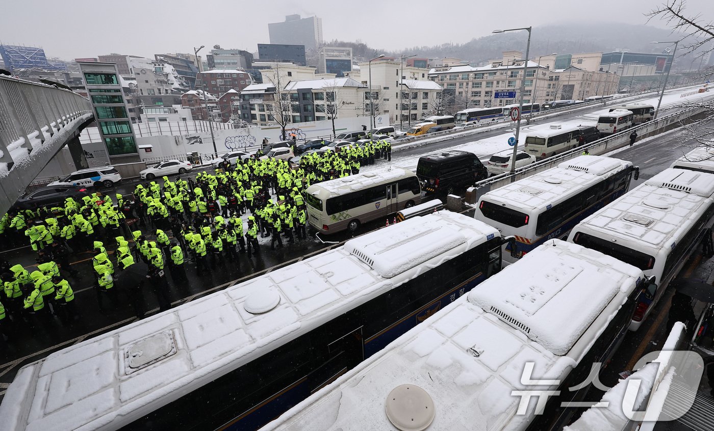 5일 서울 용산구 한남동 대통령 관저 인근에서 경찰 인력들이 한남제1고가차도를 통제하고 있다. 2025.1.5/뉴스1 ⓒ News1 김성진 기자