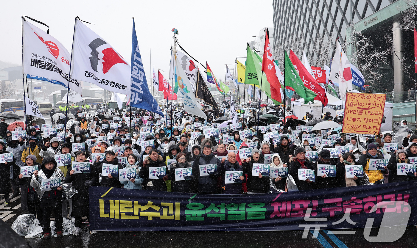 (서울=뉴스1) 김성진 기자 = 양경수 민주노총 위원장을 비롯한 윤석열즉각퇴진·사회대개혁 비상행동 회원들이 5일 서울 용산구 한남동 대통령 관저 인근에서 열린 내란수괴 윤석열 신속 …