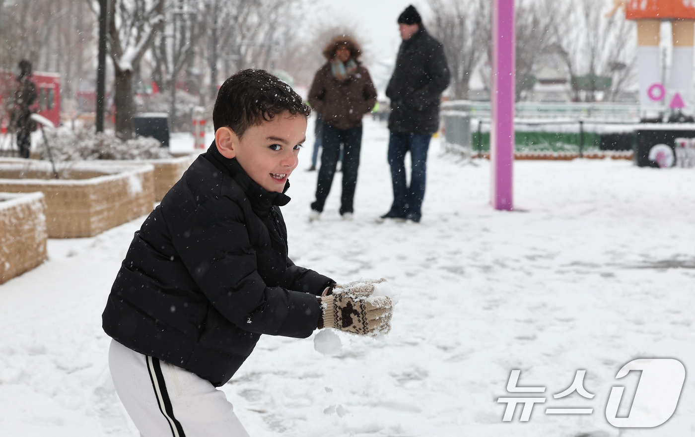 (서울=뉴스1) 장수영 기자 = 서울 등 수도권에 많은 눈이 내린 5일 오전 서울 종로구 광화문광장을 찾은 외국인 어린이가 눈덩이를 들며 놀이를 하고 있다. 2025.1.5/뉴스1 …