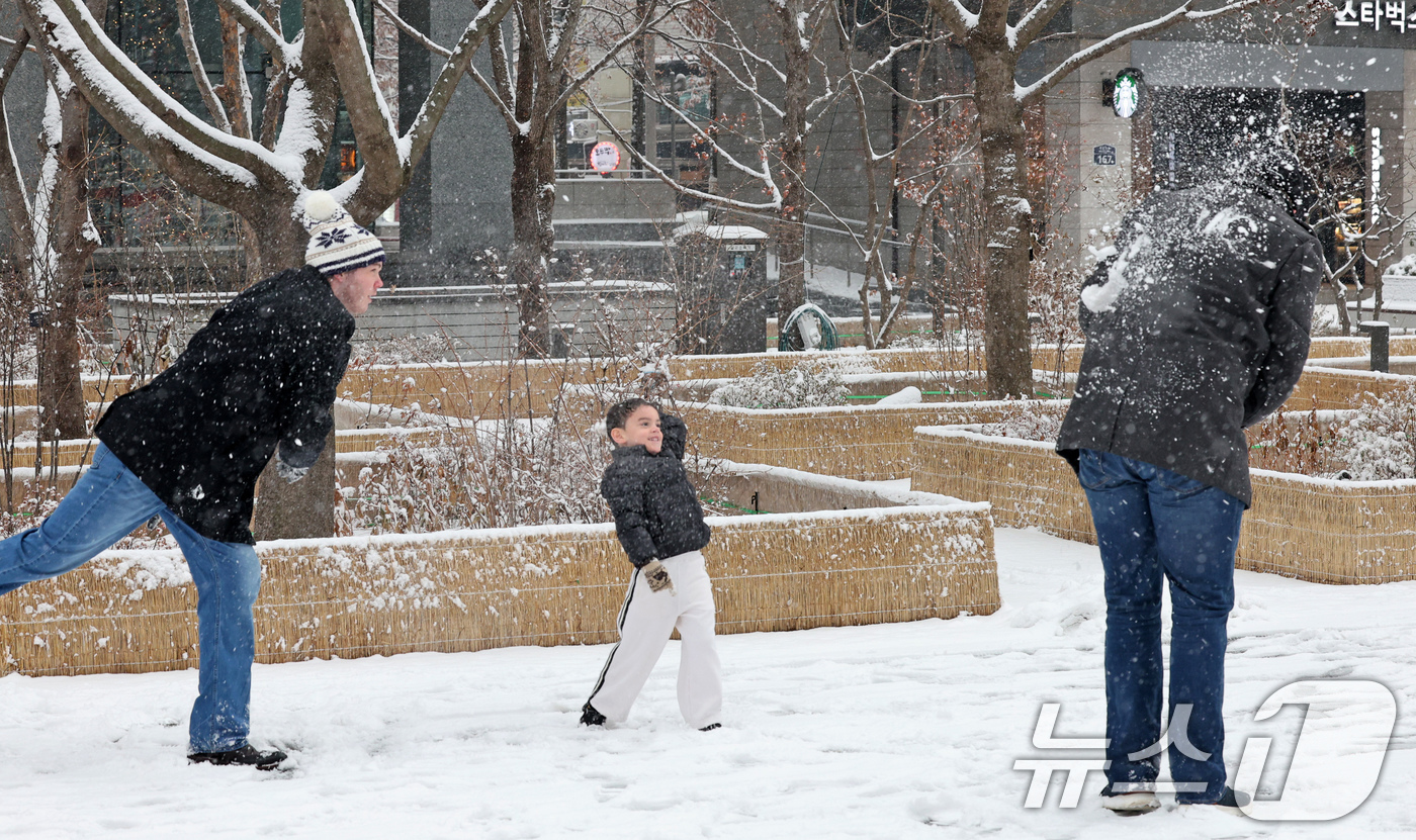 (서울=뉴스1) 장수영 기자 = 서울 등 수도권에 많은 눈이 내린 5일 오전 서울 종로구 광화문광장을 찾은 외국인 관광객들이 눈싸움을 하고 있다. 2025.1.5/뉴스1
