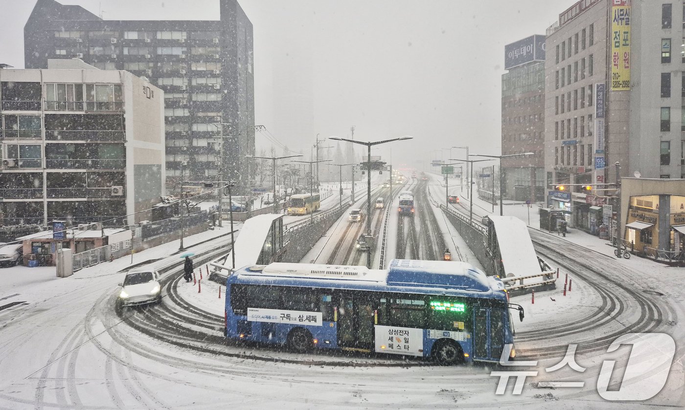 본문 이미지 - 서울 동작구 대방지하차도를 지나는 차량들이 거북이 운행을 하고 있다. 2025.1.5/뉴스1 ⓒ News1 장수영 기자