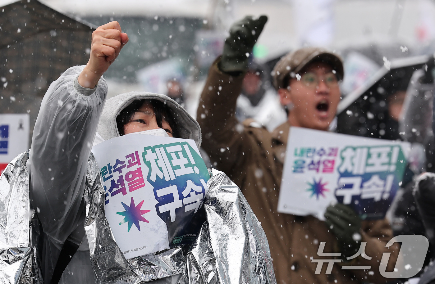 (서울=뉴스1) 김성진 기자 = 윤석열즉각퇴진·사회대개혁 비상행동 회원들이 5일 서울 용산구 한남동 대통령 관저 인근에서 내란수괴 윤석열 신속 체포 촉구 긴급 기자회견을 하고 있다 …