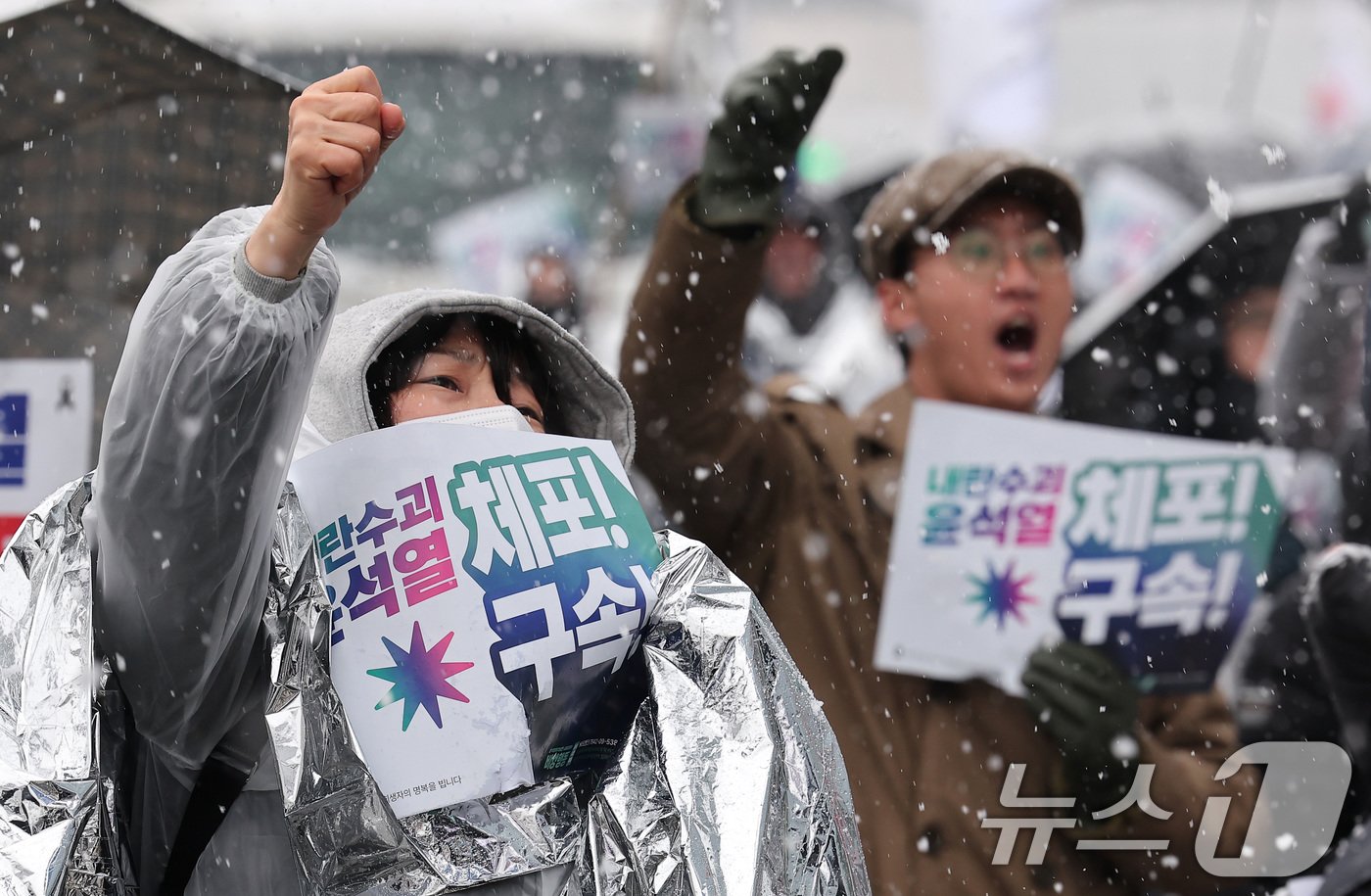 윤석열즉각퇴진·사회대개혁 비상행동 회원들이 5일 서울 용산구 한남동 대통령 관저 인근에서 내란수괴 윤석열 신속 체포 촉구 긴급 기자회견을 하고 있다. 2025.1.5/뉴스1 ⓒ News1 김성진 기자