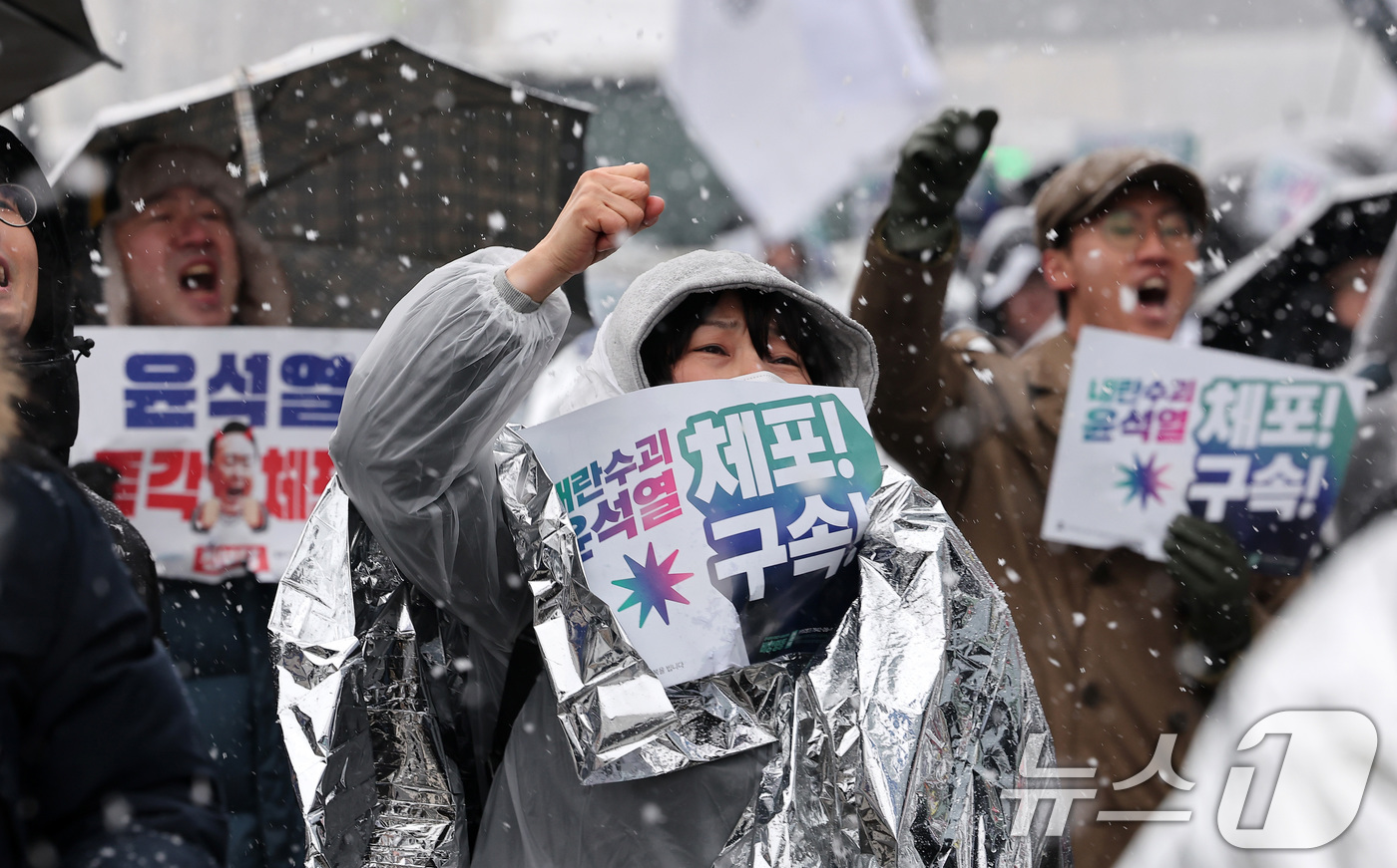 (서울=뉴스1) 김성진 기자 = 윤석열즉각퇴진·사회대개혁 비상행동 회원들이 5일 서울 용산구 한남동 대통령 관저 인근에서 열린 내란수괴 윤석열 신속 체포 촉구 긴급 기자회견에서 구 …