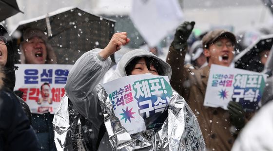 구호 외치는 윤석열즉각퇴진·사회대개혁 비상행동