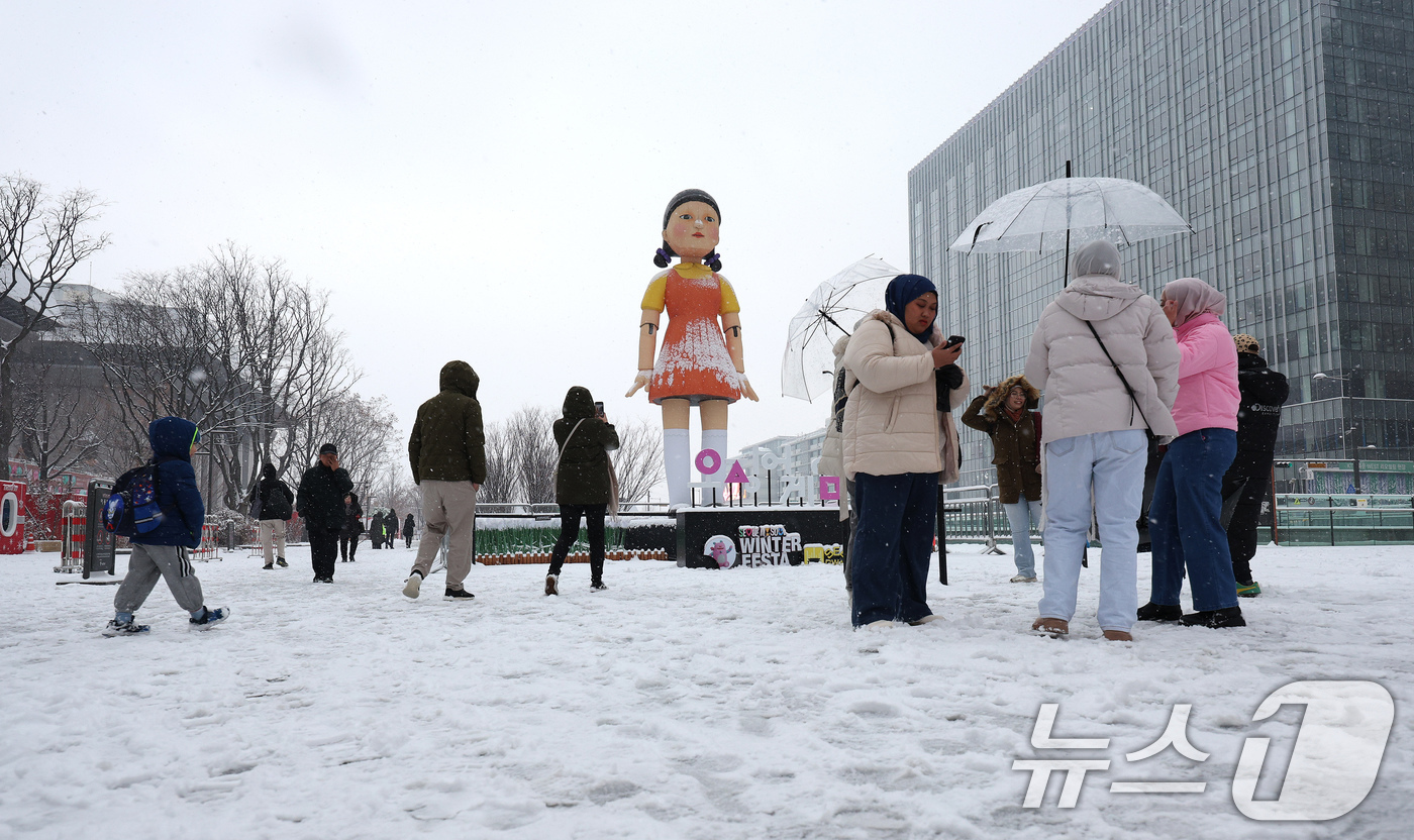 (서울=뉴스1) 장수영 기자 = 5일 오전 서울 종로구 광화문광장을 찾은 관광객들이 넷플릭스 오리지널시리즈 '오징어게임2' 대형 조형물을 관람하고 있다.지난해 공개 이후 9일 연속 …