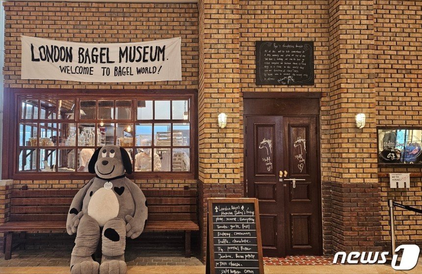 본문 이미지 - 스타필드 수원 런던베이글뮤지엄 전경.&#40;신세계프라퍼티 제공&#41;