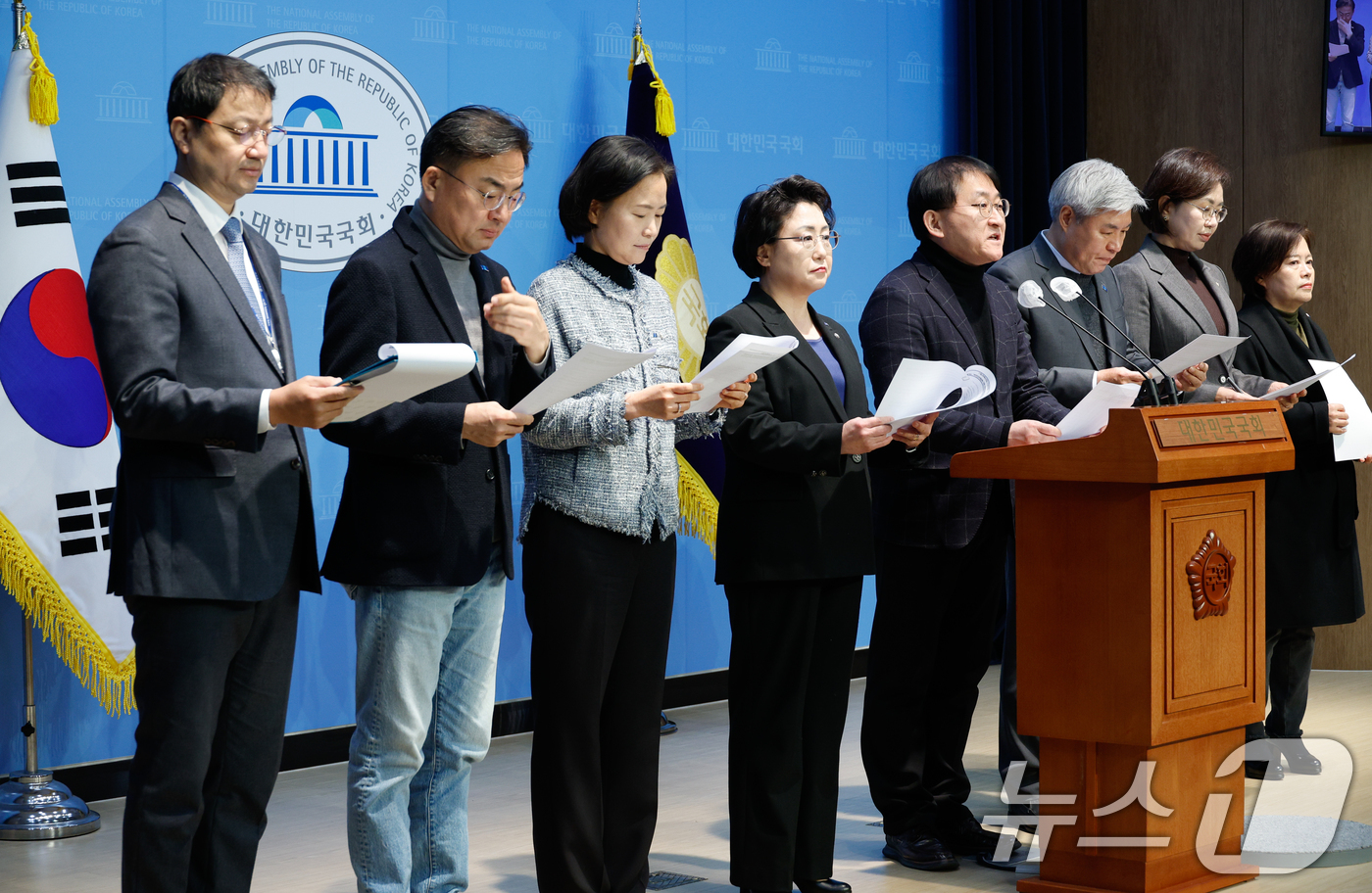 (서울=뉴스1) 안은나 기자 = 김선민 조국혁신당 대표 권한대행과 차규근 의원 등이 5일 서울 여의도 국회 소통관에서 '국민의힘 정당해산심판청구 촉구 법무부 진정 관련 기자회견'을 …