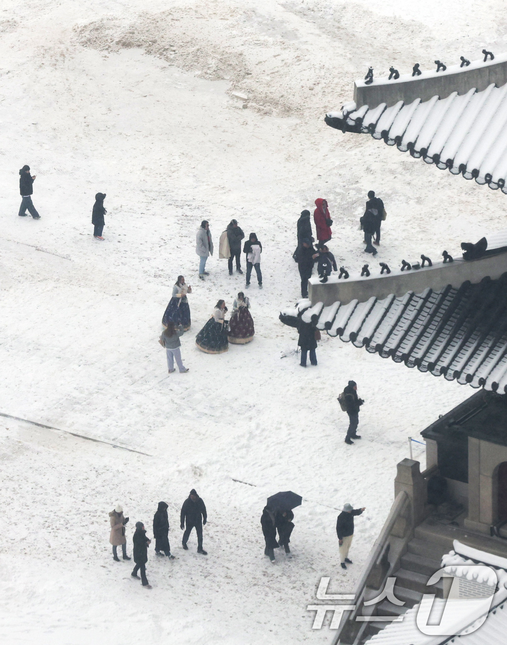 (서울=뉴스1) 장수영 기자 = 서울 등 수도권에 많은 눈이 내린 5일 오전 서울 종로구 경복궁을 찾은 관광객들이 눈 쌓인 궁을 관람하고 있다. 2025.1.5/뉴스1