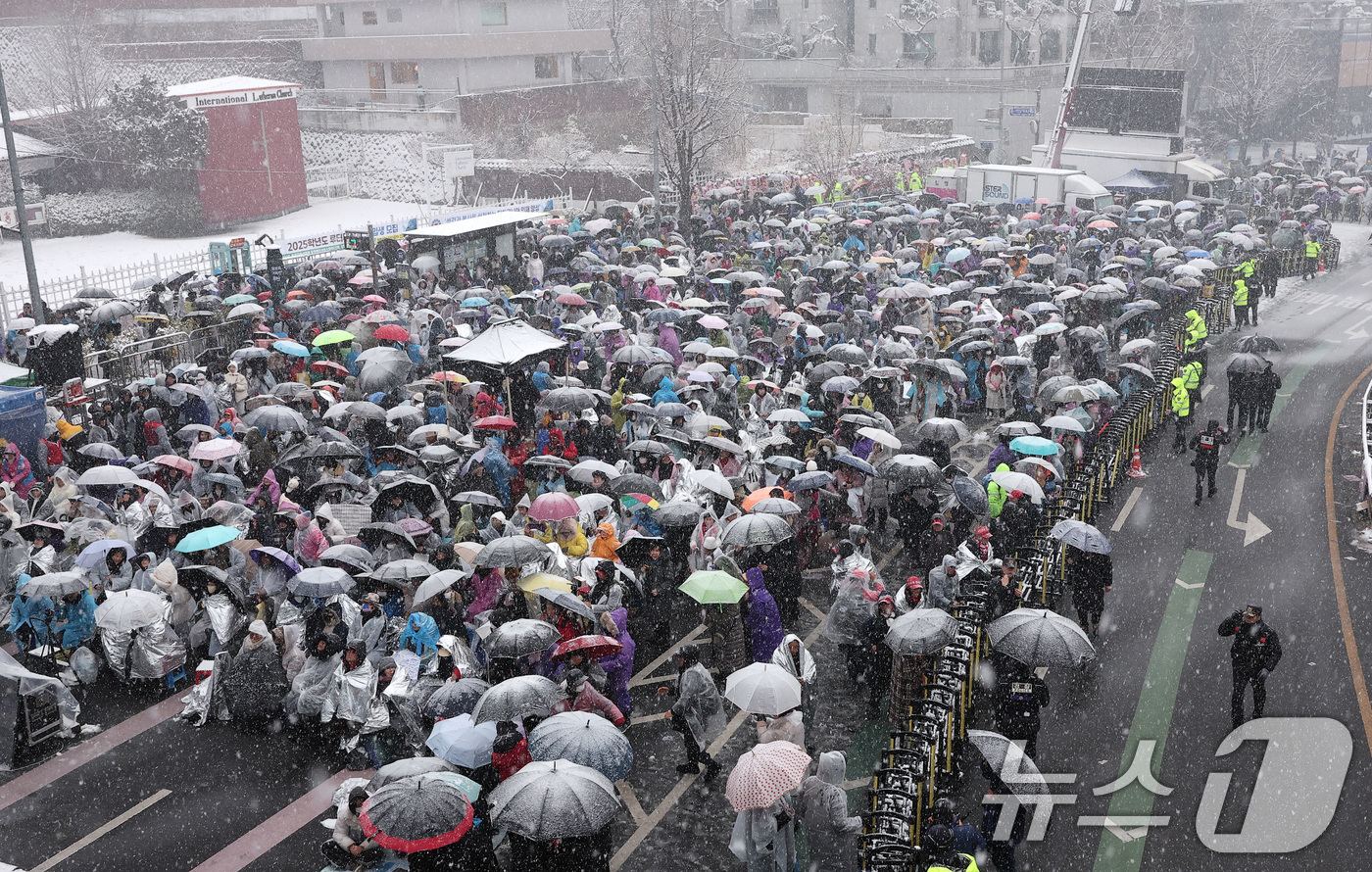 (서울=뉴스1) 김성진 기자 = 5일 서울 용산구 대통령 관저 인근에서 사랑제일교회 주최로 열린 전국 주일 연합 예배에서 참가자들이 윤석열 대통령 탄핵 기각을 촉구하고 있다. 20 …