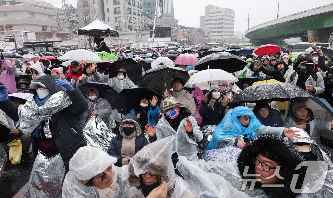 5일 서울 용산구 대통령 관저 인근에서 사랑제일교회 주최로 열린 전국 주일 연합 예배에서 참가자들이 윤석열 대통령 탄핵 기각을 촉구하고 있다. 2025.1.5/뉴스1 ⓒ News1 김성진 기자