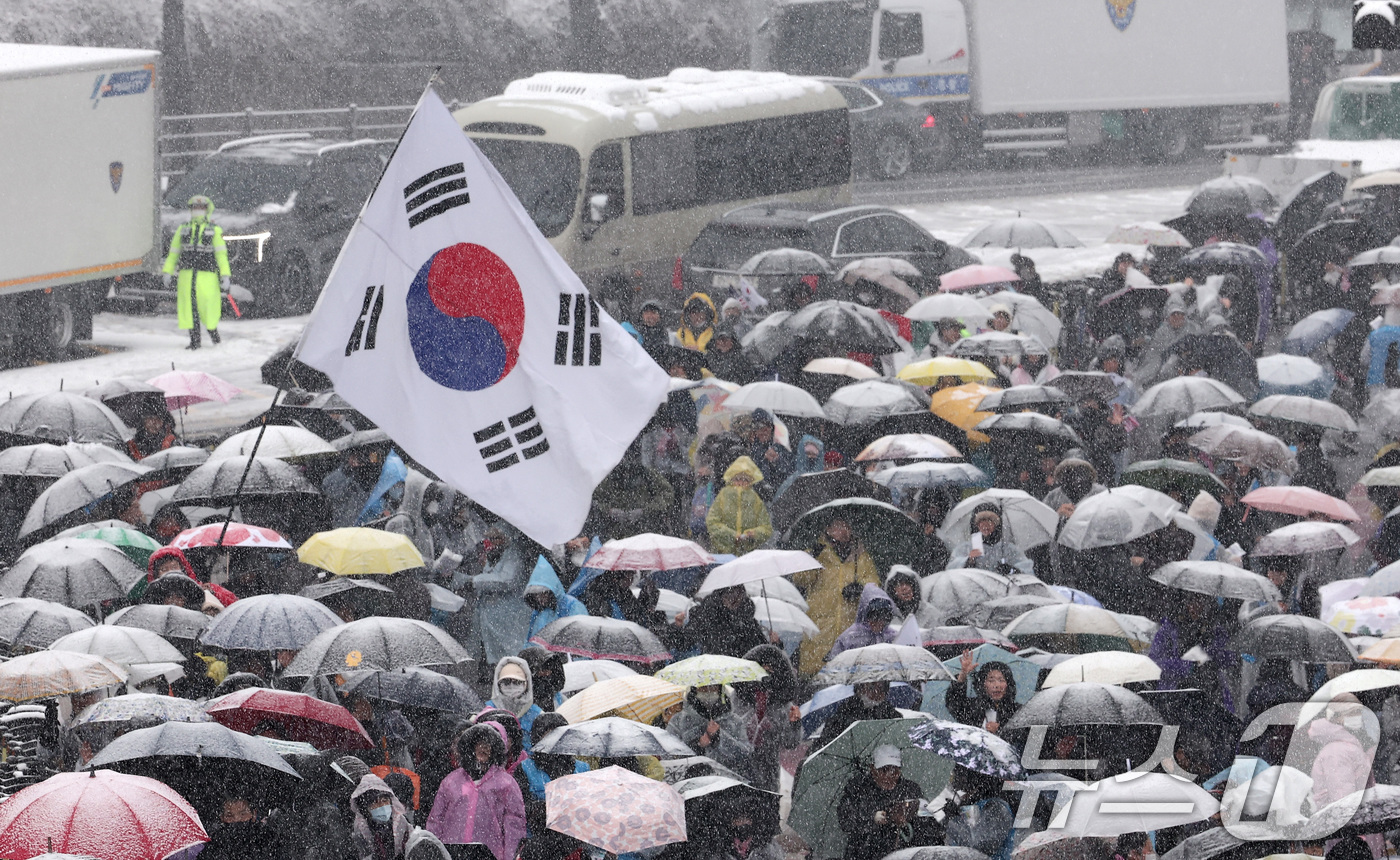 (서울=뉴스1) 김성진 기자 = 5일 서울 용산구 대통령 관저 인근에서 사랑제일교회 주최로 열린 전국 주일 연합 예배에서 참가자들이 태극기를 흔들고 있다. 2025.1.5/뉴스1