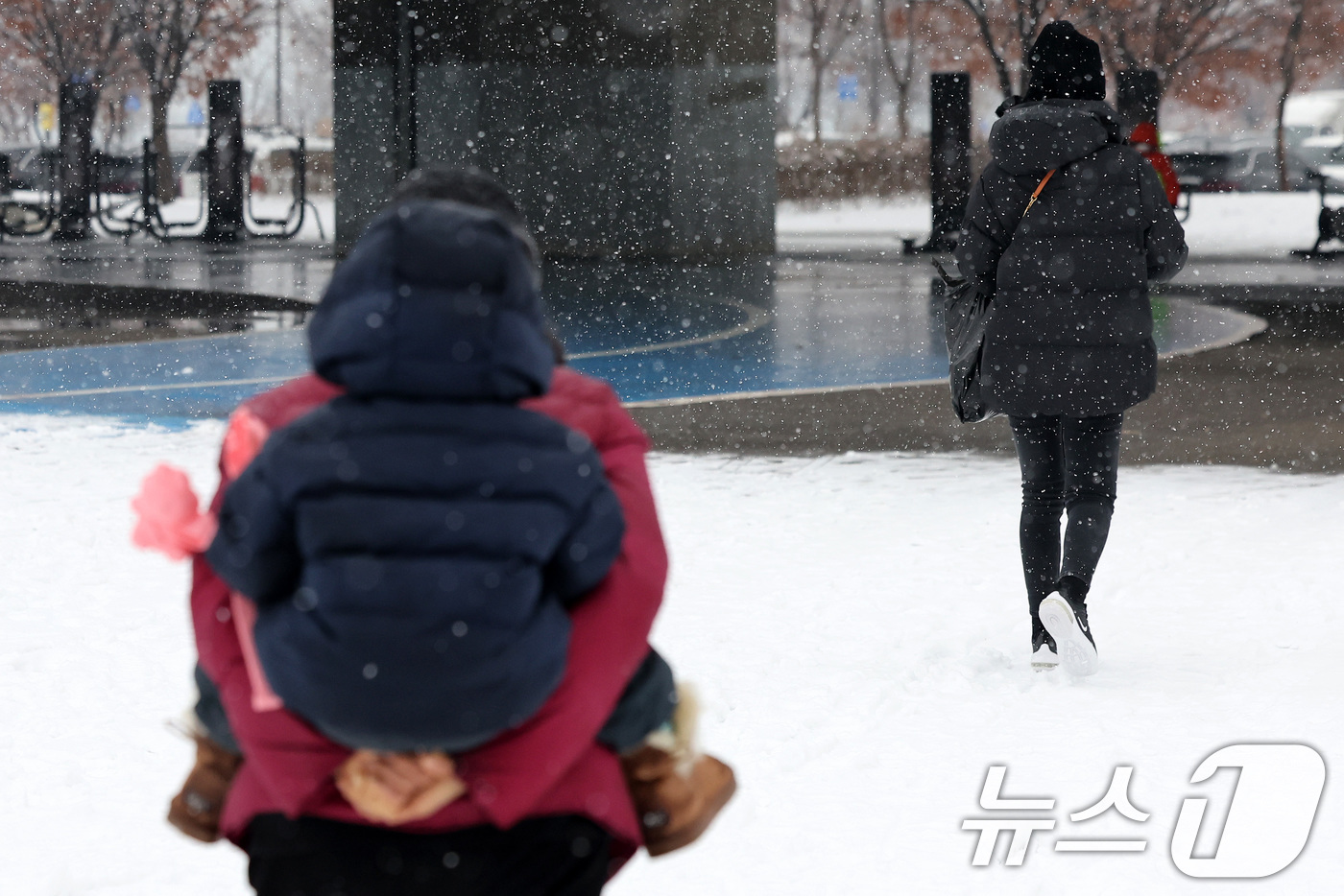 (서울=뉴스1) 이동해 기자 = 절기상 '소한'이자 서울을 비롯한 수도권 곳곳에 대설특보가 발효된 5일 서울 여의도한강공원에서 시민들이 눈길을 걷고 있다. 2025.1.5/뉴스1