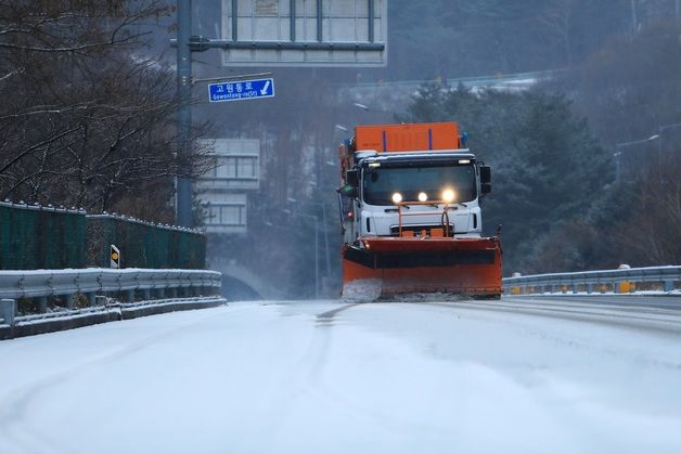 '화천 광덕산 12.7㎝' 대설특보 내린 강원…국립공원 통제·항공편 결항