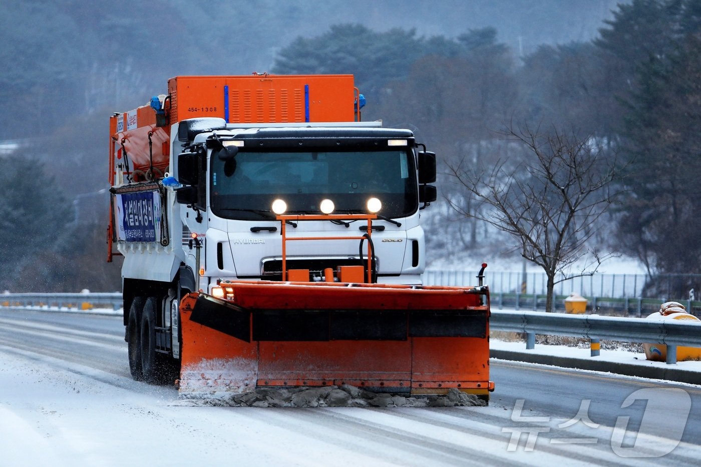 본문 이미지 - 5일 강원 산간과 내륙에 내린 눈으로 통제된 고성과 인제를 잇는 미시령 옛길 일대에 제설차량이 투입돼 제설작업을 하고 있다.&#40;인제군 제공&#41; 2025.1.5/뉴스1 