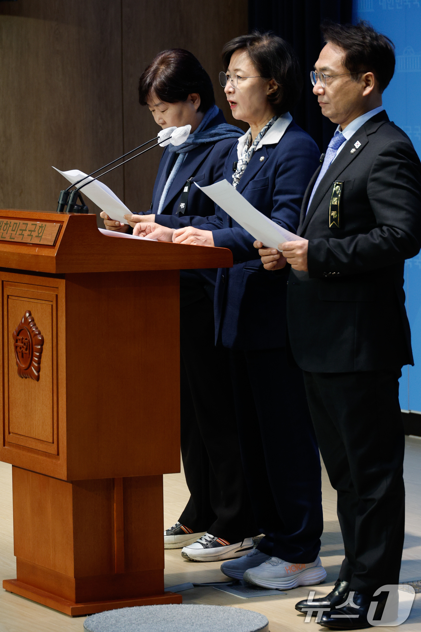 (서울=뉴스1) 안은나 기자 = 추미애 더불어민주당 윤석열내란 진상조사단장(가운데), 서영교(왼쪽), 박선원 의원이 5일 서울 여의도 국회 소통관에서 윤석열 대통령 체포영장 집행 …