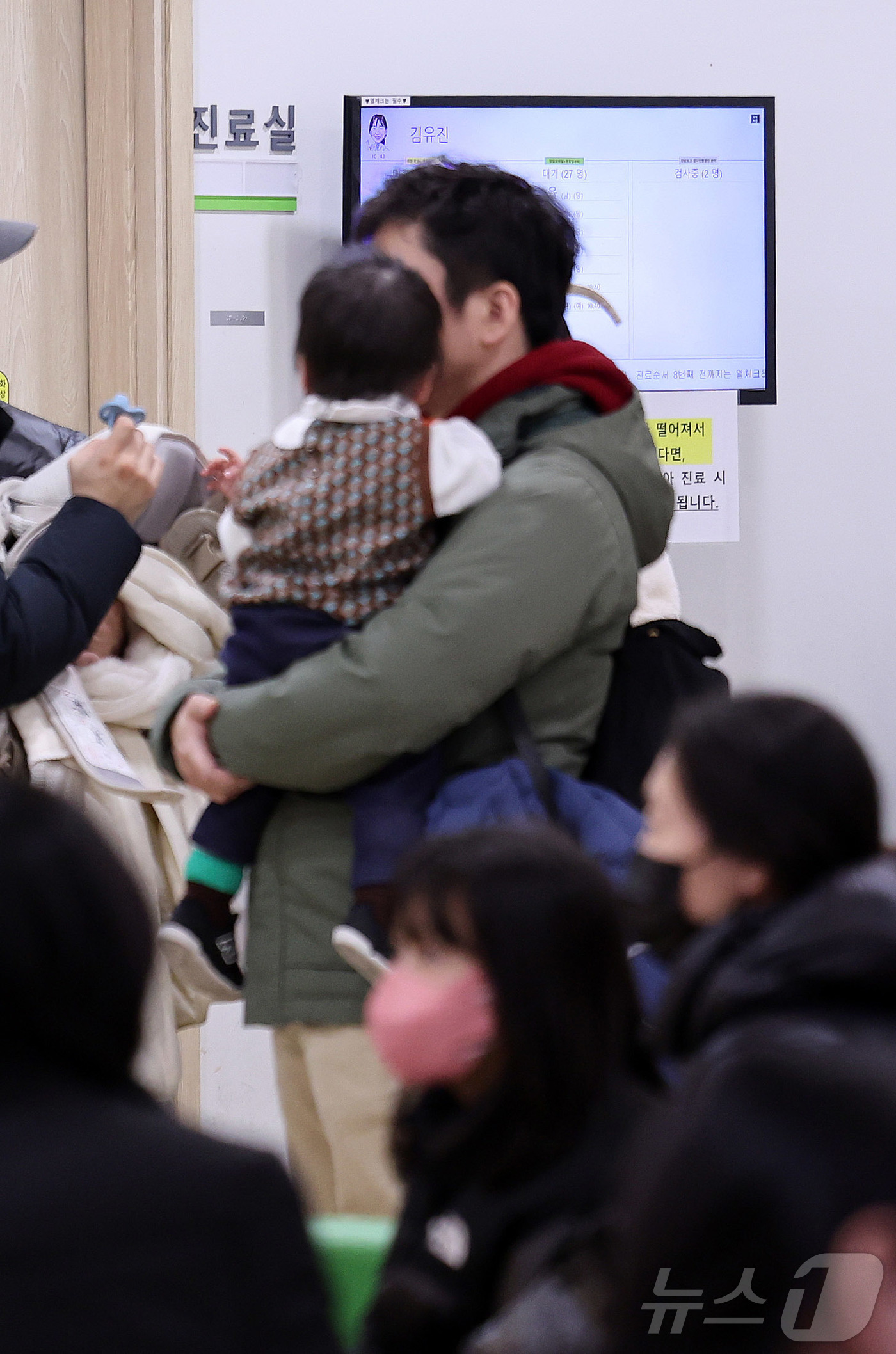 (서울=뉴스1) 박지혜 기자 = 최근 독감(인플루엔자) 유행이 급격하게 확산하고 있는 가운데 5일 서울의 한 어린이병원을 찾은 어린이 환자와 보호자가 진료를 받기 위해 대기하고 있 …