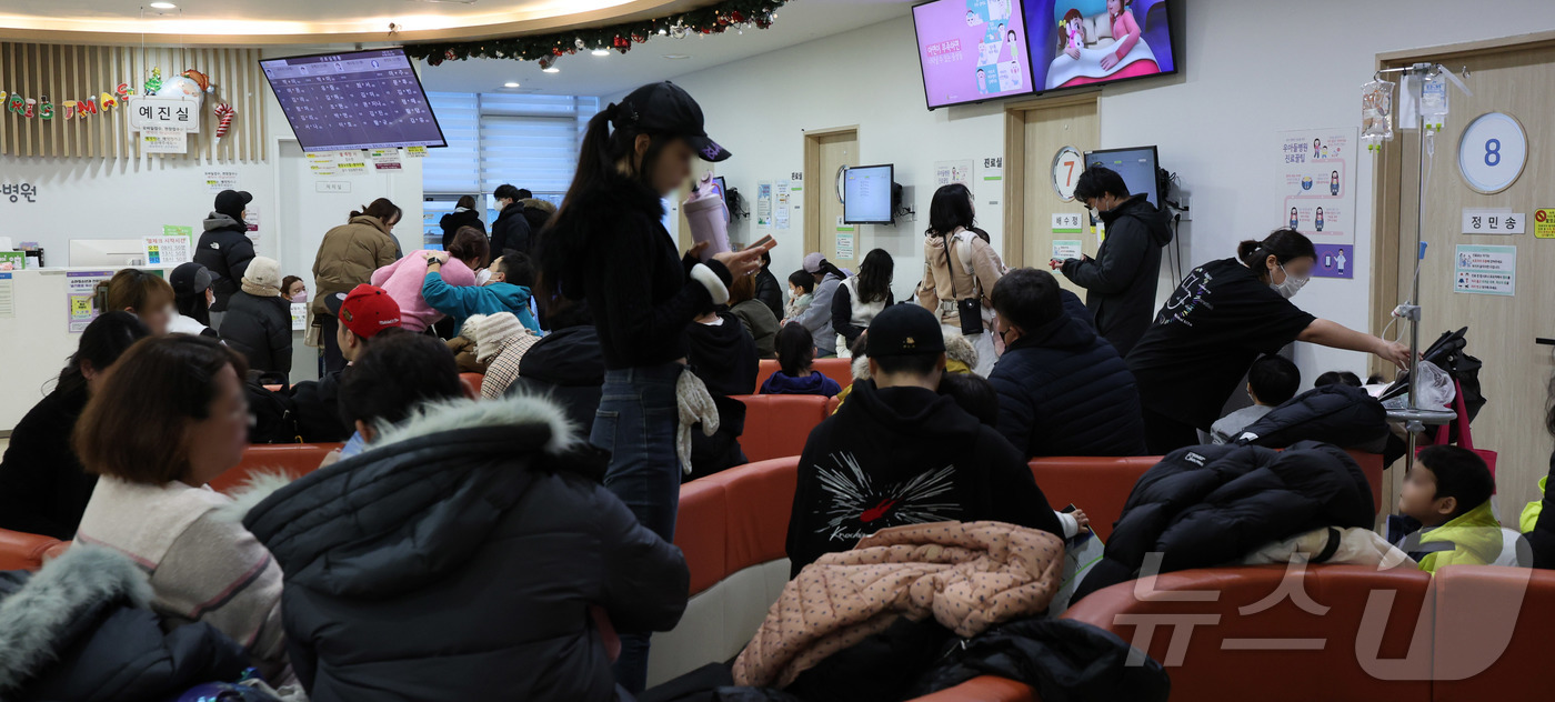(서울=뉴스1) 박지혜 기자 = 최근 독감(인플루엔자) 유행이 급격하게 확산하고 있는 가운데 5일 서울의 한 어린이병원을 찾은 어린이 환자와 보호자들이 진료를 받기 위해 대기하고 …