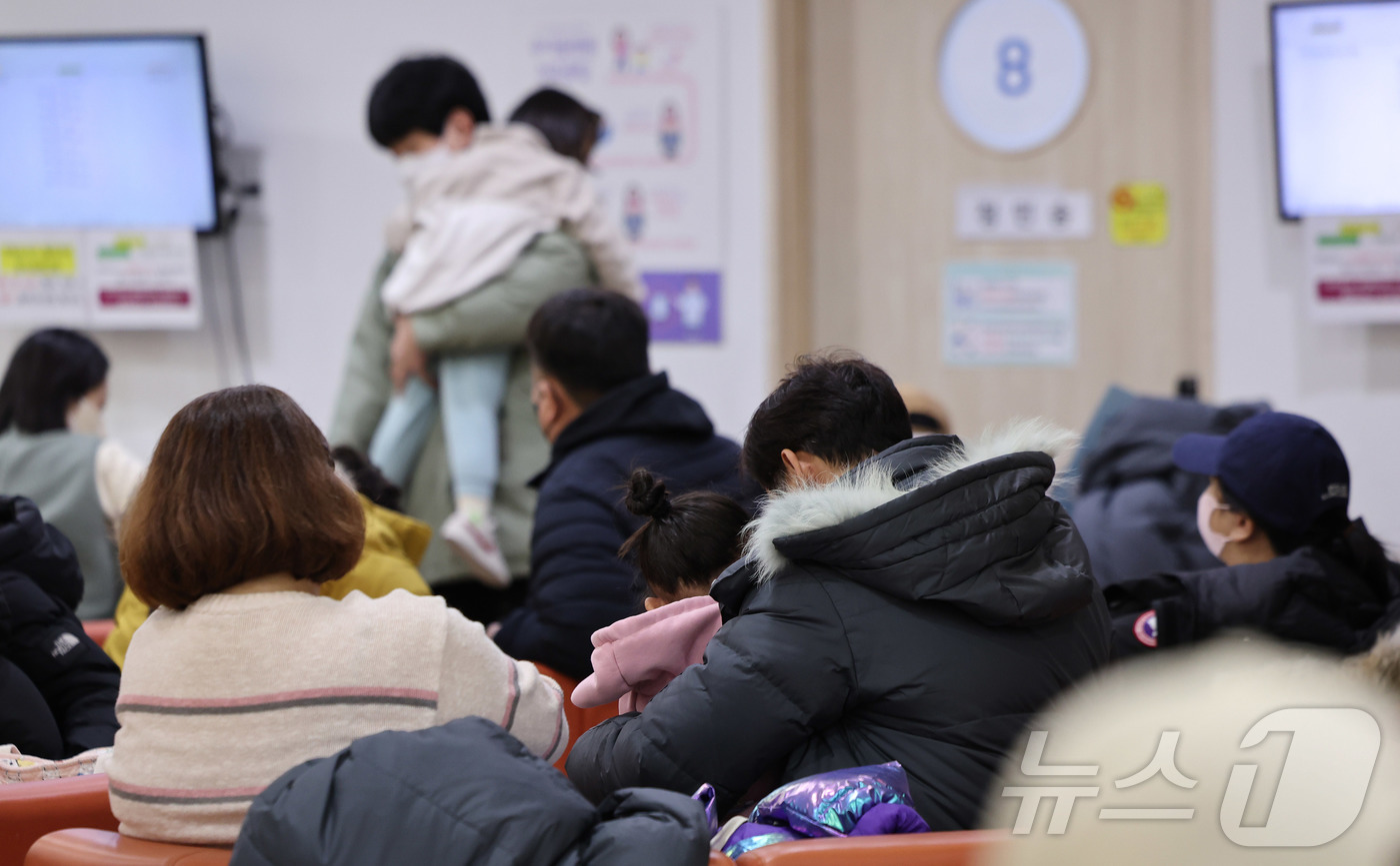 (서울=뉴스1) 박지혜 기자 = 최근 독감(인플루엔자) 유행이 급격하게 확산하고 있는 가운데 5일 서울의 한 어린이병원을 찾은 어린이 환자와 보호자가 진료를 받기 위해 대기하고 있 …