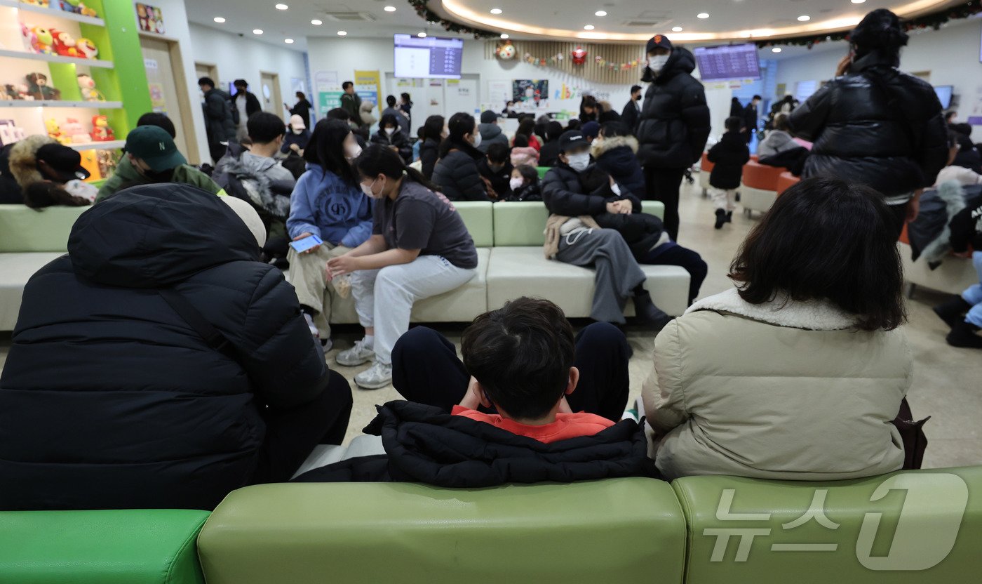 최근 독감&#40;인플루엔자&#41; 유행이 급격하게 확산하고 있는 가운데 5일 서울의 한 어린이병원을 찾은 어린이 환자들이 진료를 받기 위해 대기하고 있다.  2025.1.5/뉴스1 ⓒ News1 박지혜 기자