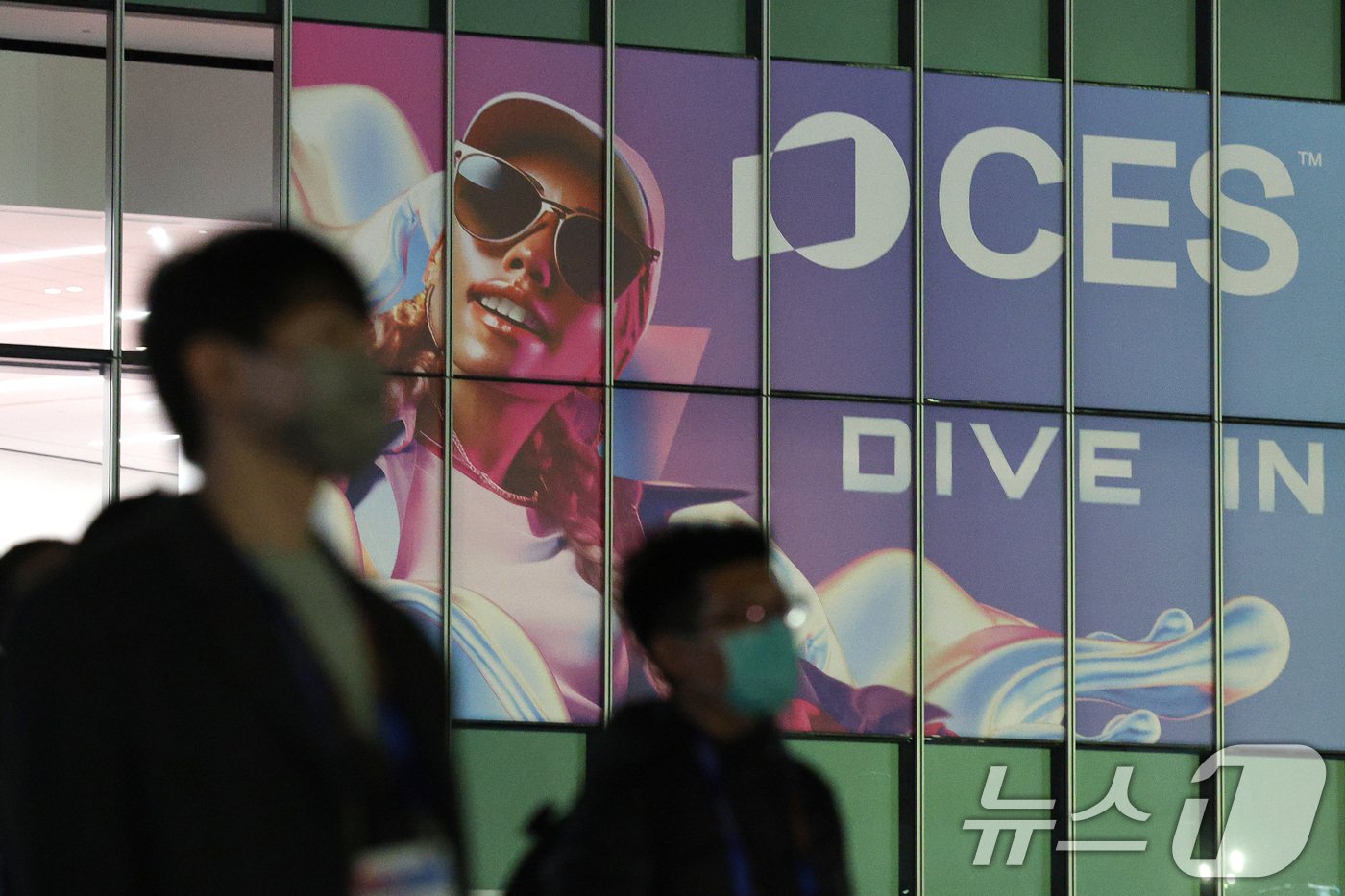 본문 이미지 - 세계 최대 IT&#40;정보기술&#41;·가전 전시회 &#39;CES 2025&#39; 개막을 이틀 앞둔 4일&#40;현지시간&#41; 미국 네바다주 라스베이거스 컨벤션센터&#40;LVCC&#41;에서 관계자들이 광고물을 설치하고 있다. 2025.1.5/뉴스1 ⓒ News1 신웅수 기자