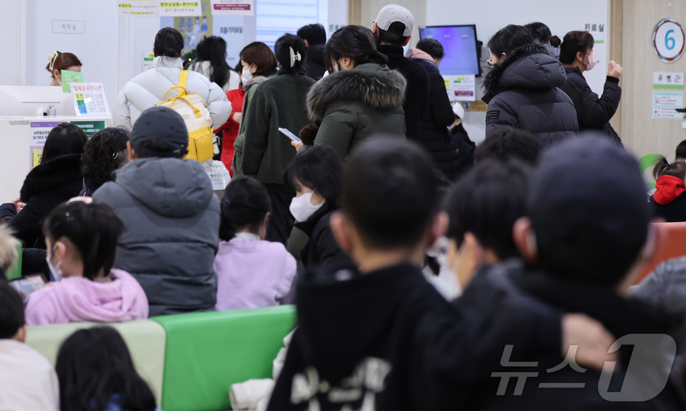 (서울=뉴스1) 박지혜 기자 = 최근 독감(인플루엔자) 유행이 급격하게 확산하고 있는 가운데 5일 서울의 한 어린이병원을 찾은 어린이 환자와 보호자가 진료를 받기 위해 대기하고 있 …