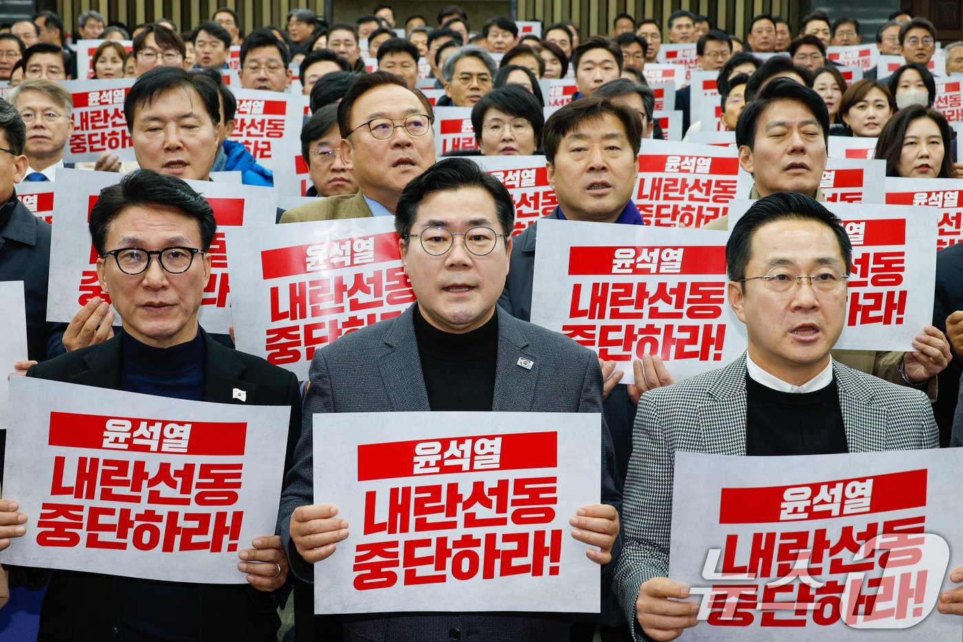 박찬대 더불어민주당 원내대표를 비롯한 의원들이 5일 오후 서울 여의도 국회에서 열린 비상의원총회에 참석해 &#39;윤석열 내란선동 중단하라&#39;라고 적힌 피켓을 든채 구호를 외치고 있다. 앞줄 왼쪽부터 김민석 최고위원, 박 원내대표, 박성준 원내수석부대표. 2025.1.5/뉴스1 ⓒ News1 안은나 기자