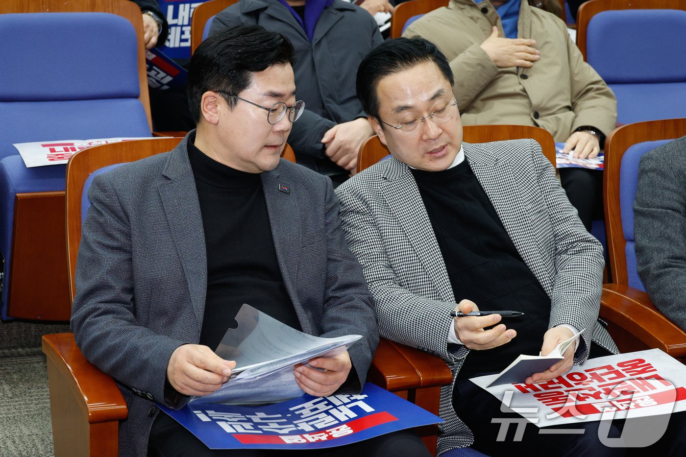 본문 이미지 - 박찬대 더불어민주당 원내대표&#40;왼쪽&#41;, 박성준 원내수석부대표가 5일 오후 서울 여의도 국회에서 열린 비상의원총회에 참석해 대화하고 있다. 2025.1.5/뉴스1 ⓒ News1 안은나 기자