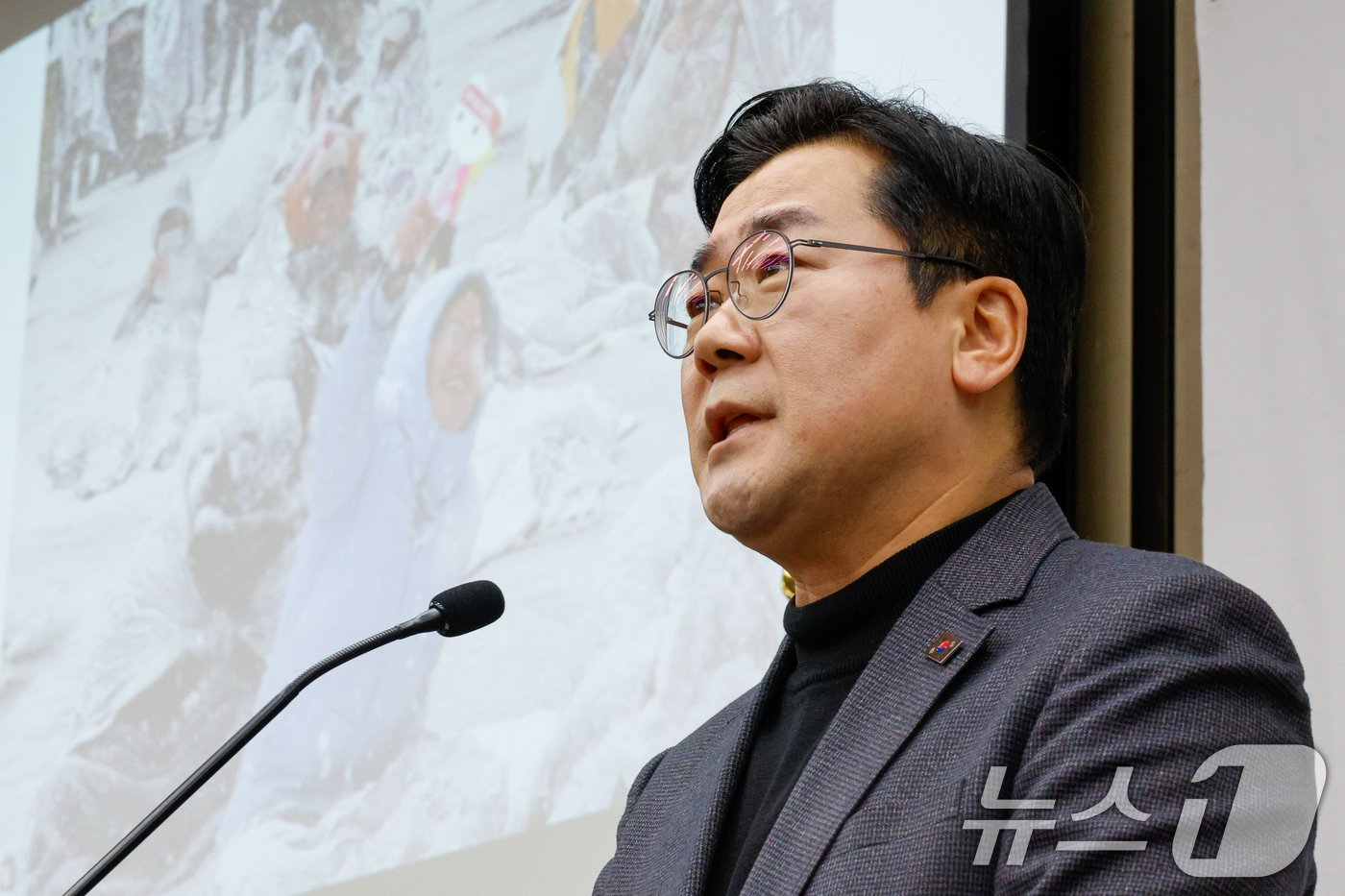 본문 이미지 - 박찬대 더불어민주당 원내대표가 5일 오후 서울 여의도 국회에서 열린 비상의원총회에 참석해 모두 발언하고 있다. 2025.1.5/뉴스1 ⓒ News1 안은나 기자