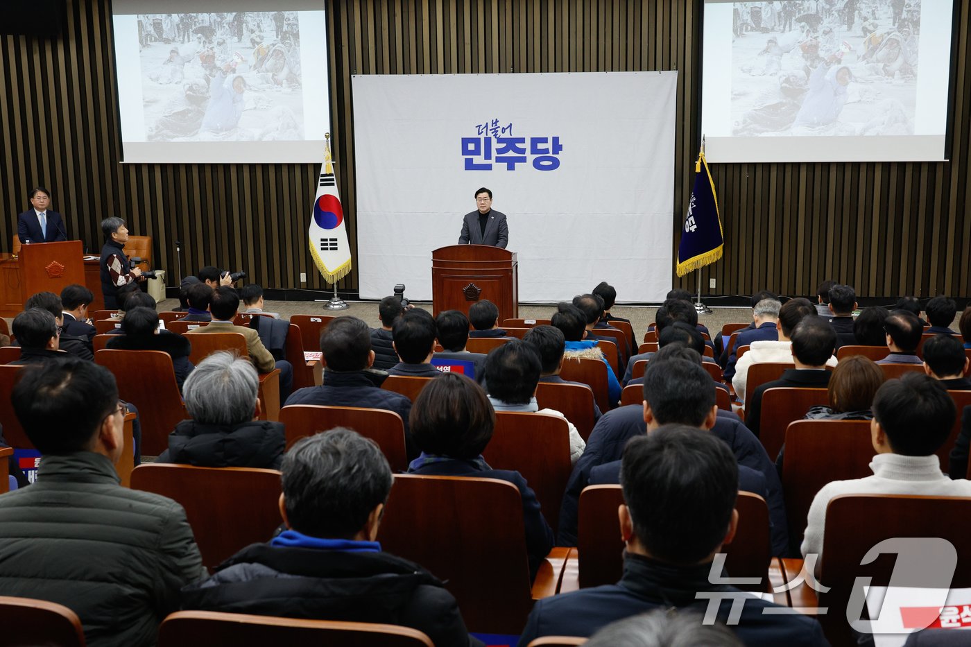 박찬대 더불어민주당 원내대표가 5일 오후 서울 여의도 국회에서 열린 비상의원총회에 참석해 모두 발언하고 있다. 2025.1.5/뉴스1 ⓒ News1 안은나 기자