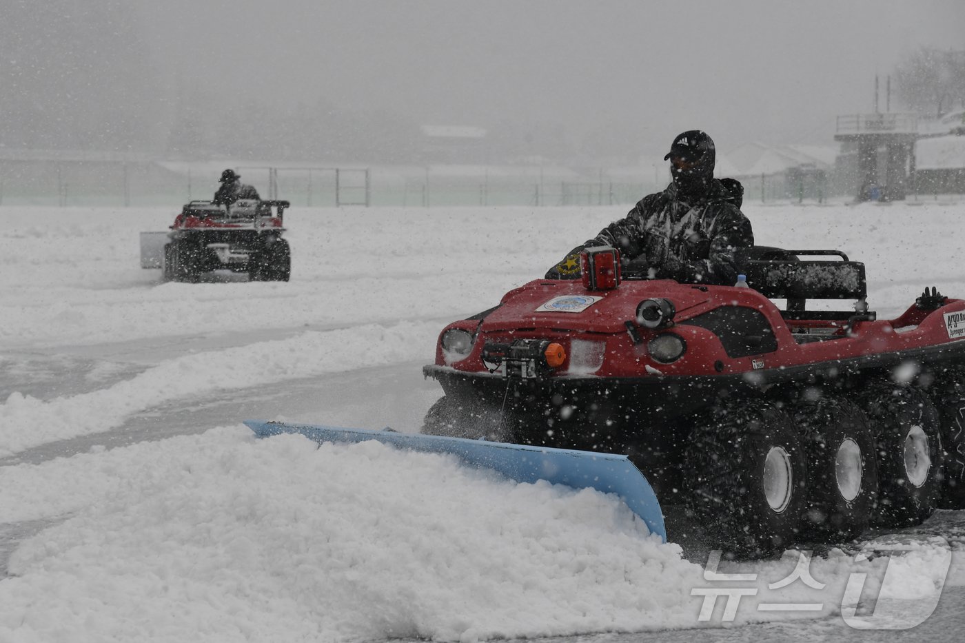 본문 이미지 - 강원 영서내륙과 산지를 중심으로 대설특보가 발효된 5일 화천산천어축제를 앞둔 화천천에서 군청 직원들과 축제 종사자들이 제설작업을 벌이고 있다.&#40;화천군 제공&#41; 2025.1.5/뉴스1 ⓒ News1 윤왕근 기자